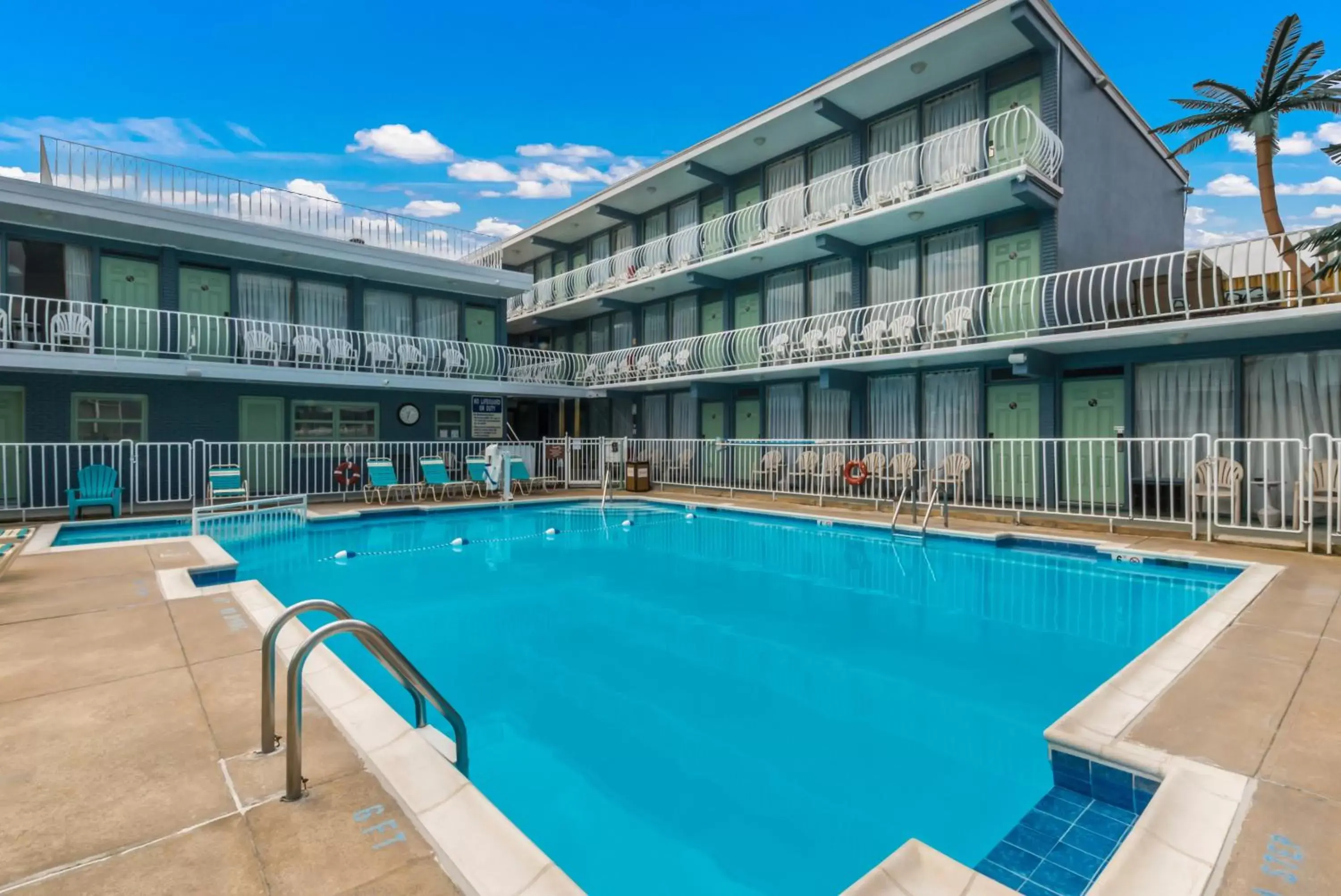 Swimming Pool in Le Voyageur - a Red Collection Hotel