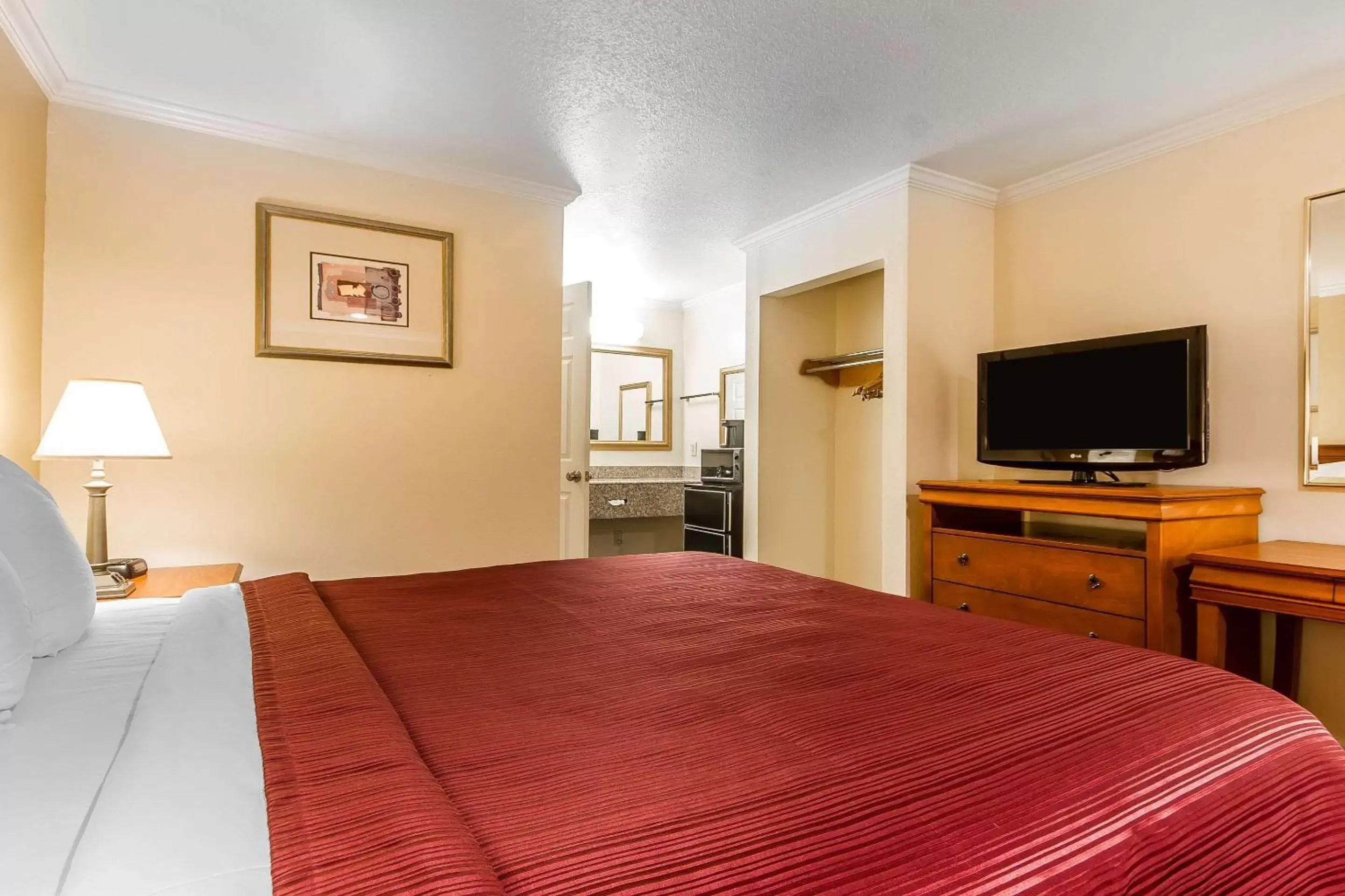 Photo of the whole room, Bed in Quality Inn & Suites Gilroy