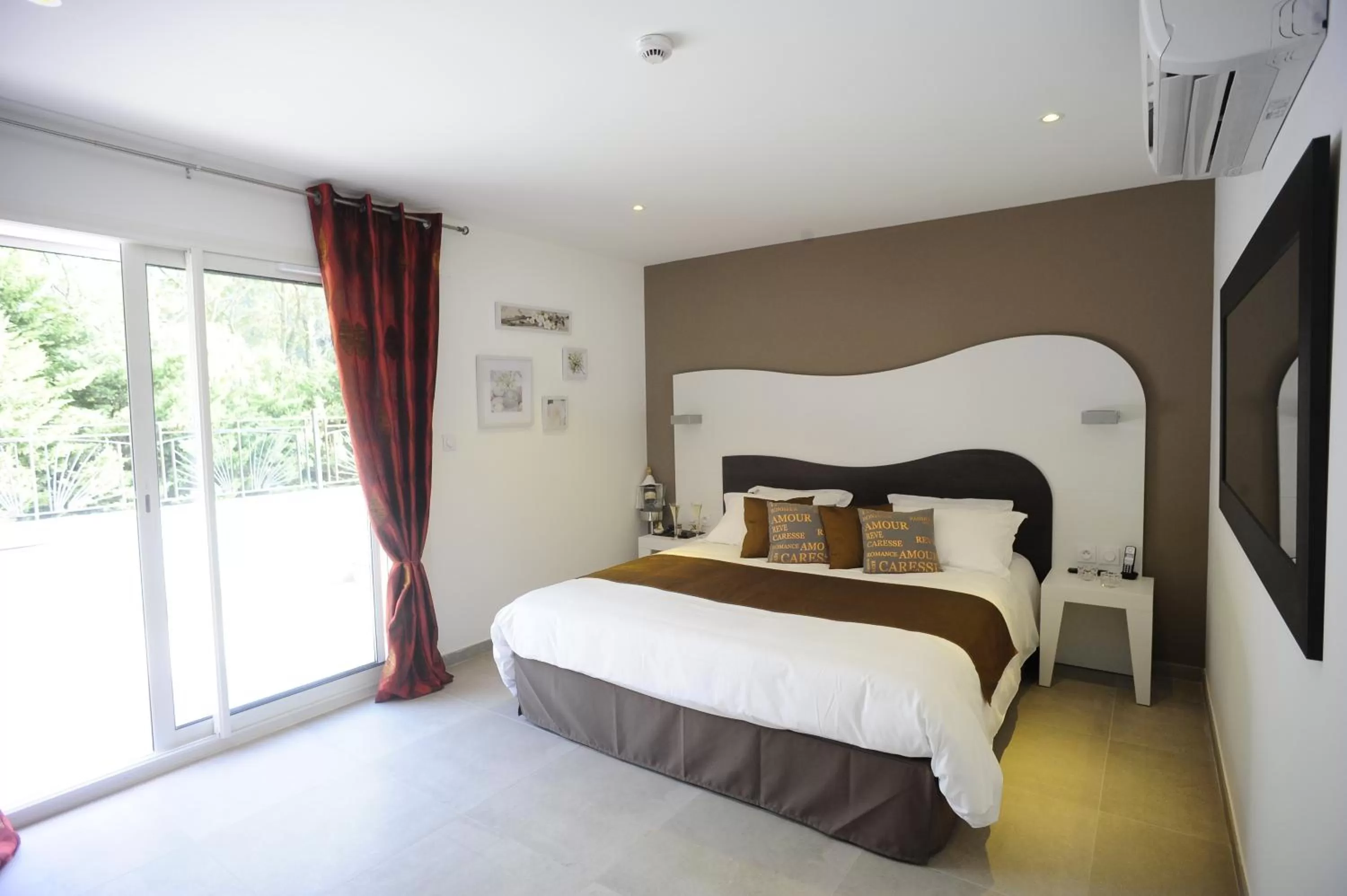 Bedroom, Bed in The Originals City, Hôtel Les Bastides du Gapeau