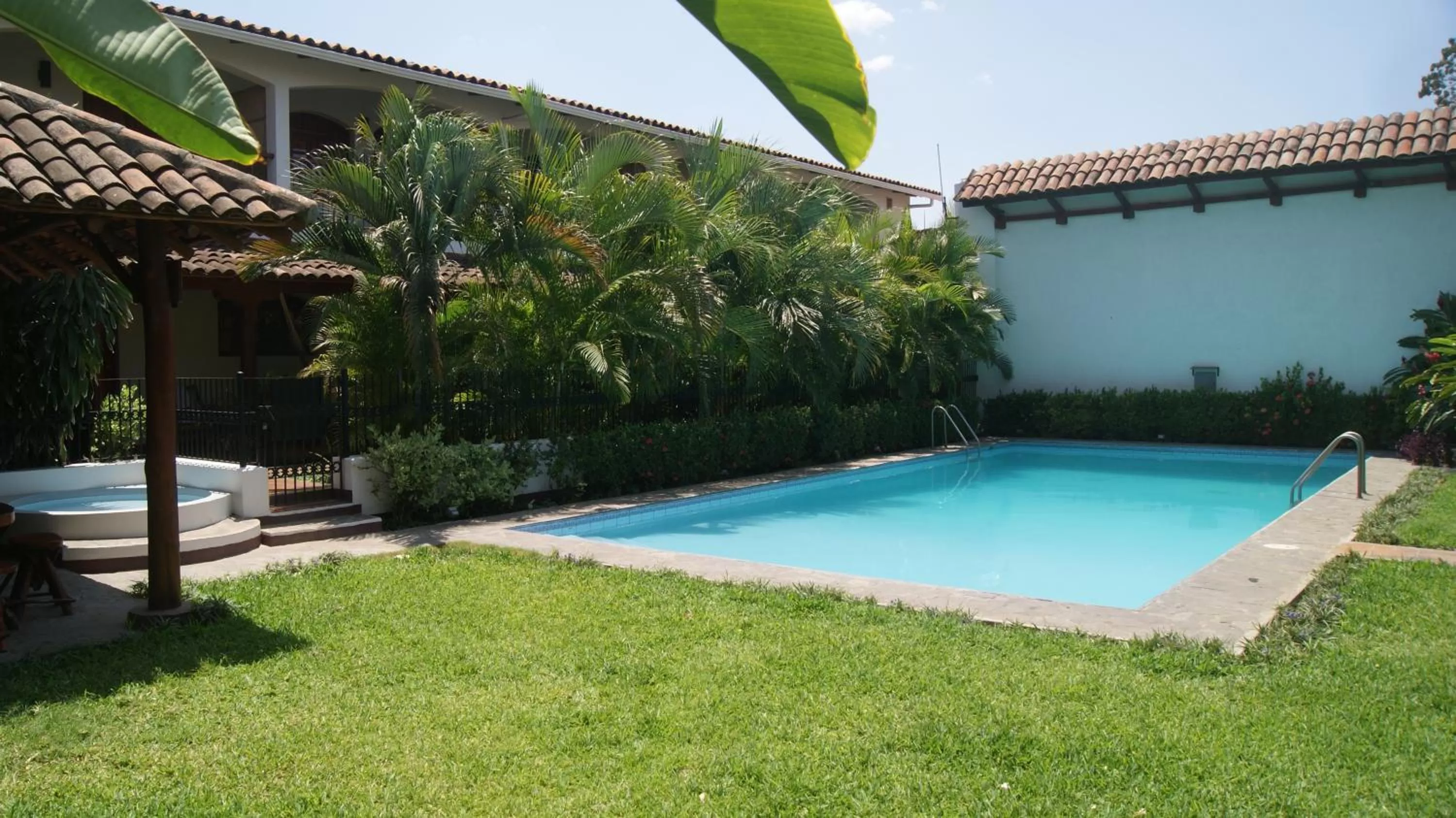 Swimming pool in Hotel Cacique Adiact