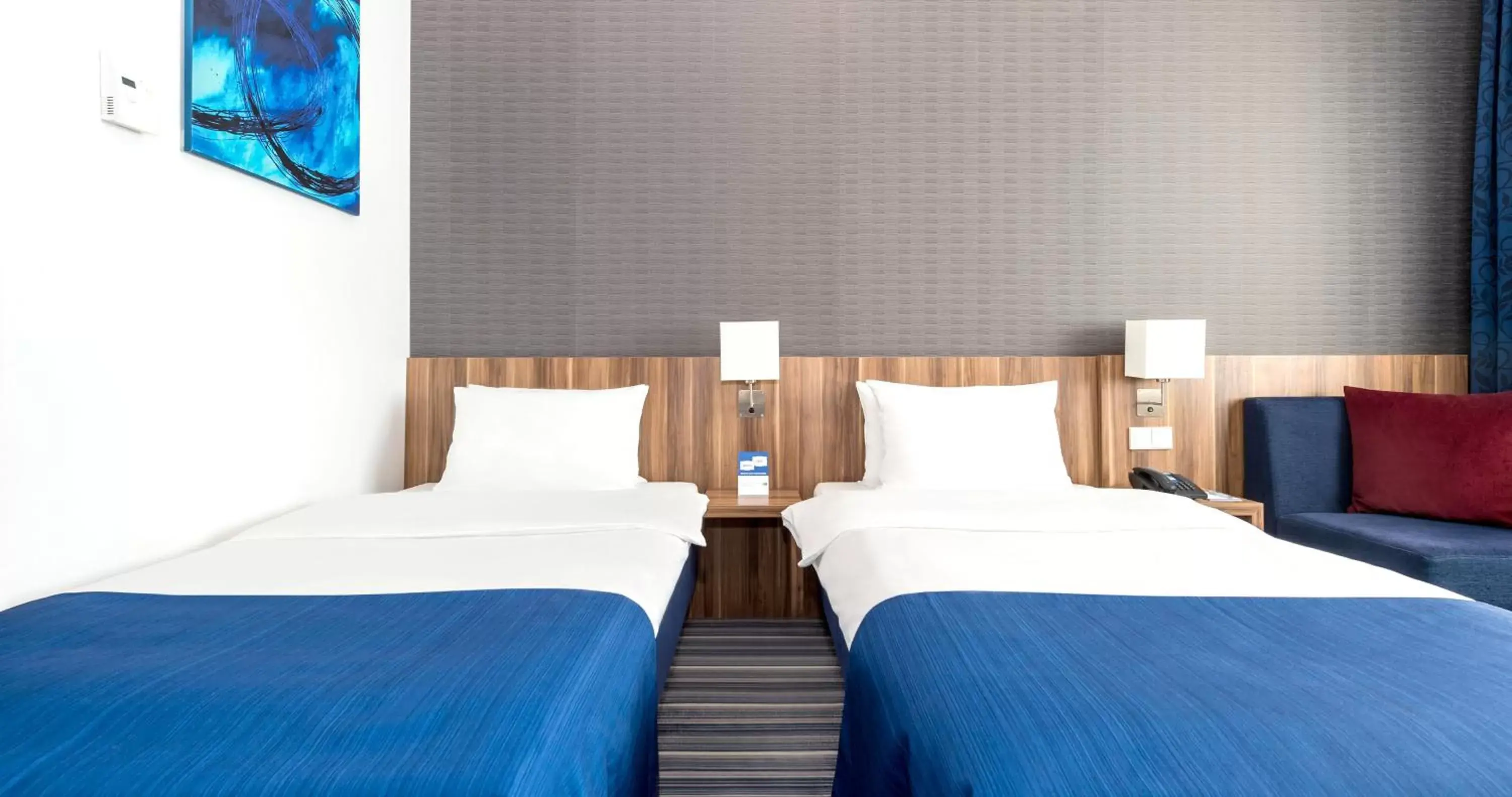 Photo of the whole room, Bed in Holiday Inn Express Bremen Airport, an IHG Hotel