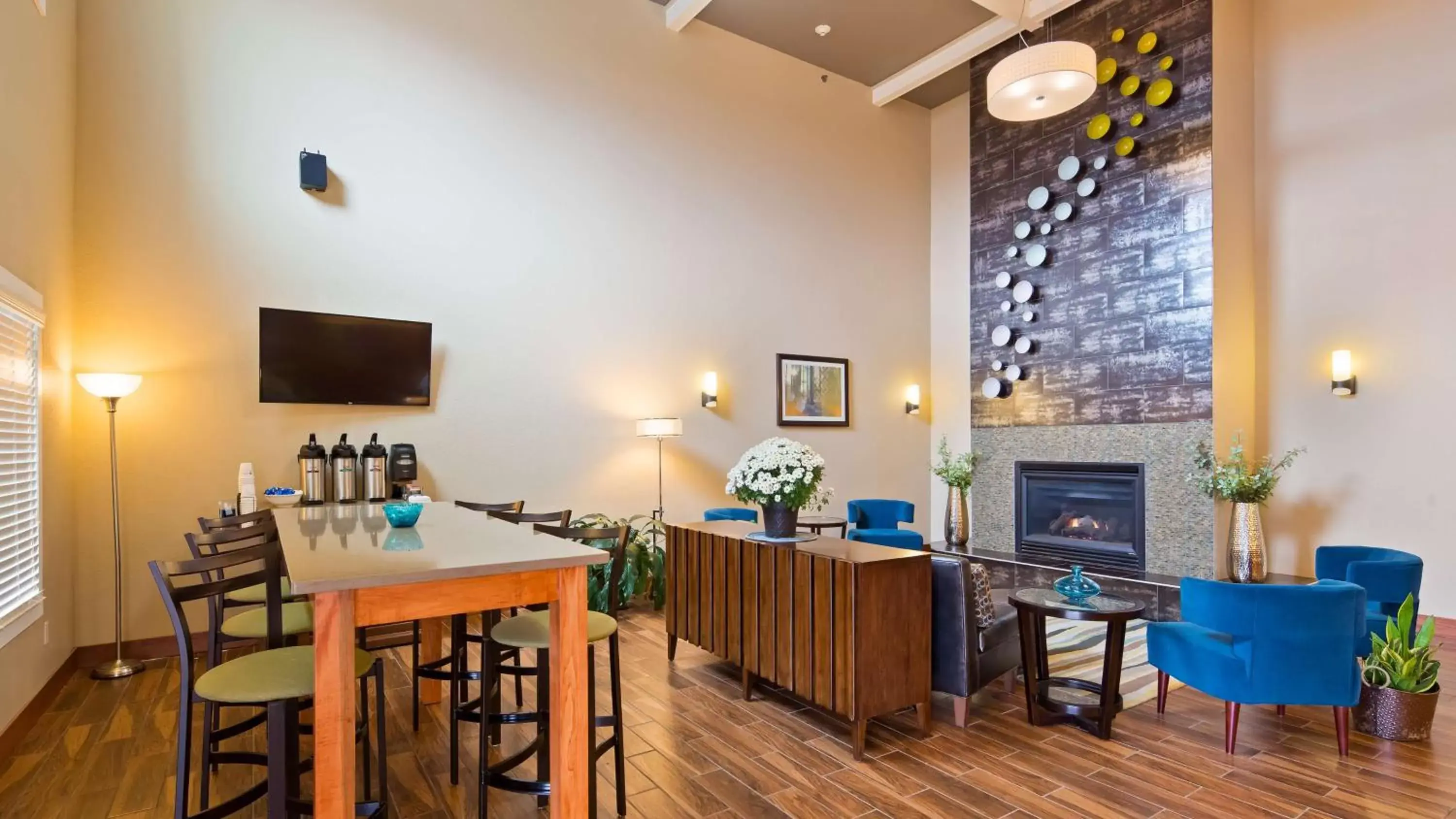 Lobby or reception, Dining Area in BEST WESTERN Plus Menomonie Inn & Suites