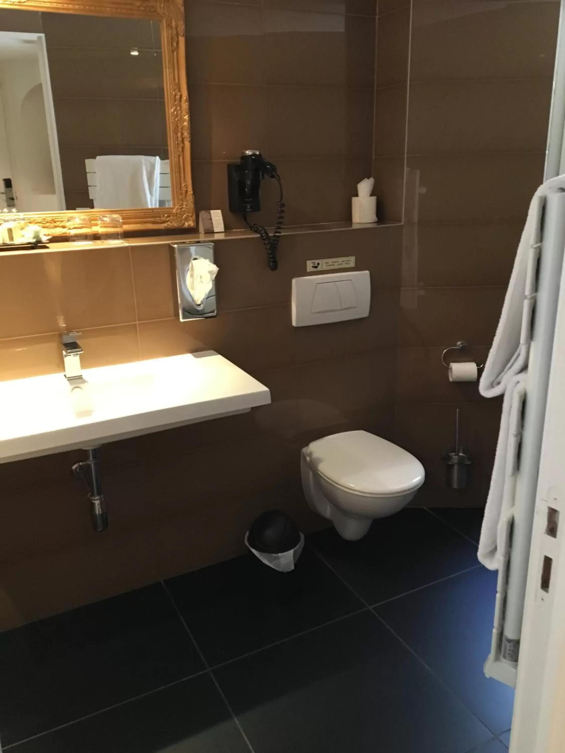 Photo of the whole room, Bathroom in Hôtel La Villa Cannes