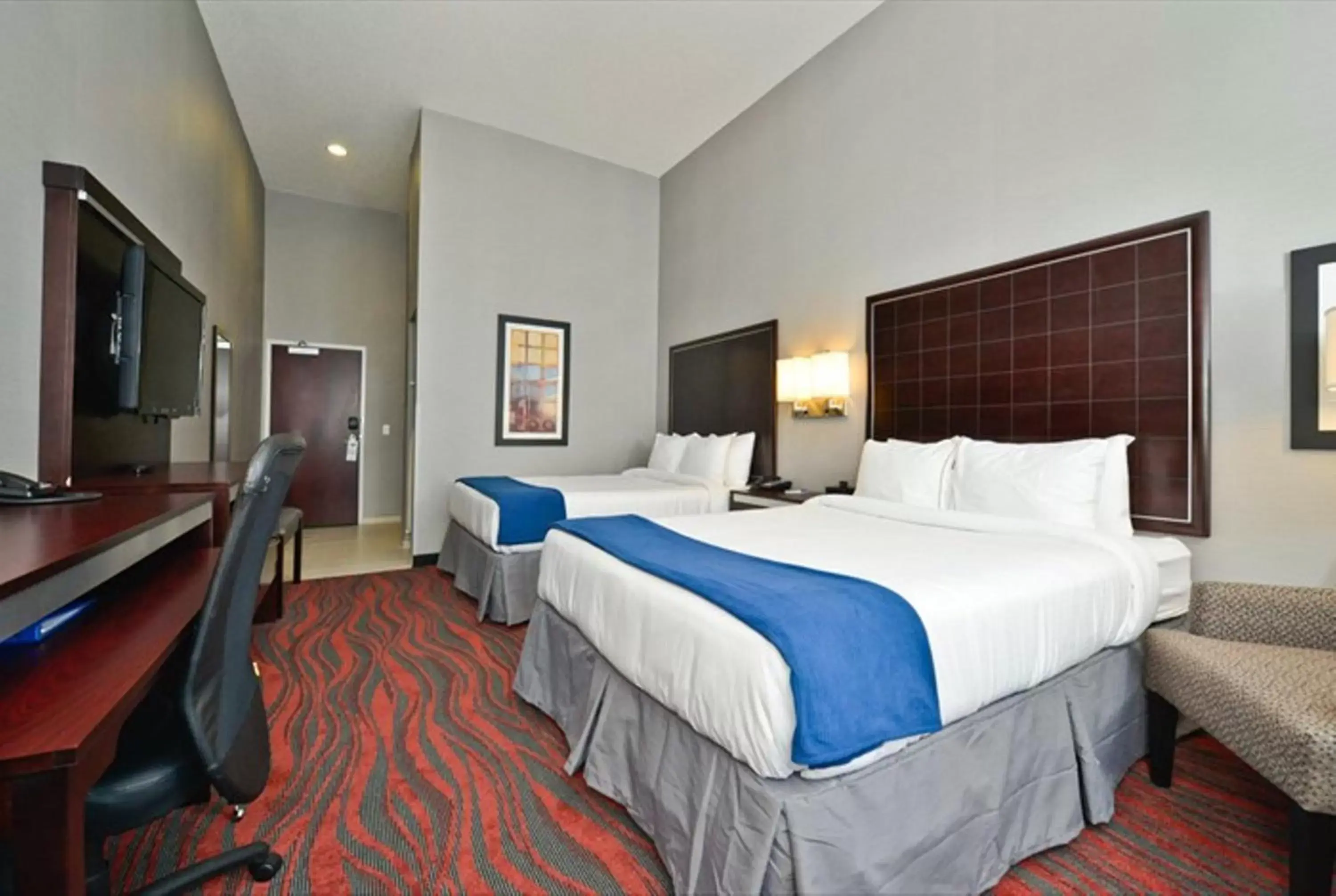 Photo of the whole room, Bed in Holiday Inn Express & Suites Utica, an IHG Hotel