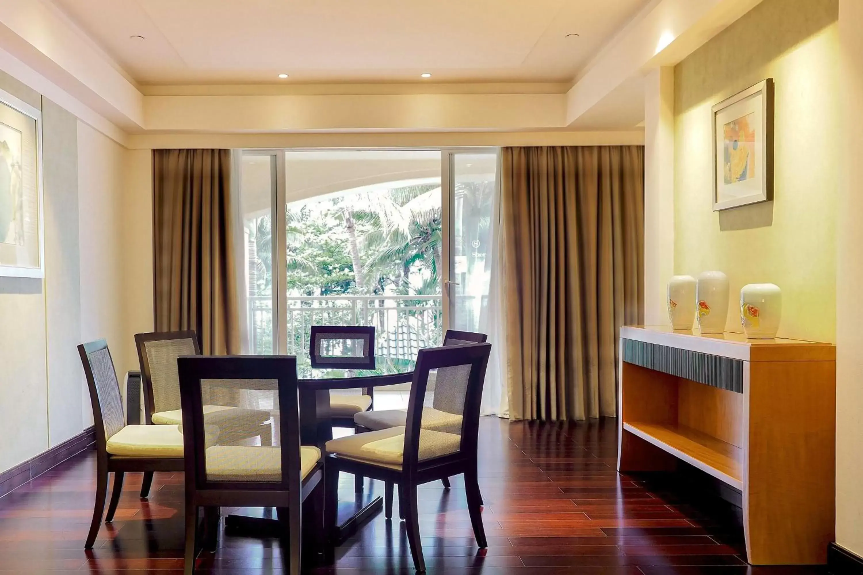 Photo of the whole room, Dining Area in Sheraton Haikou Hotel