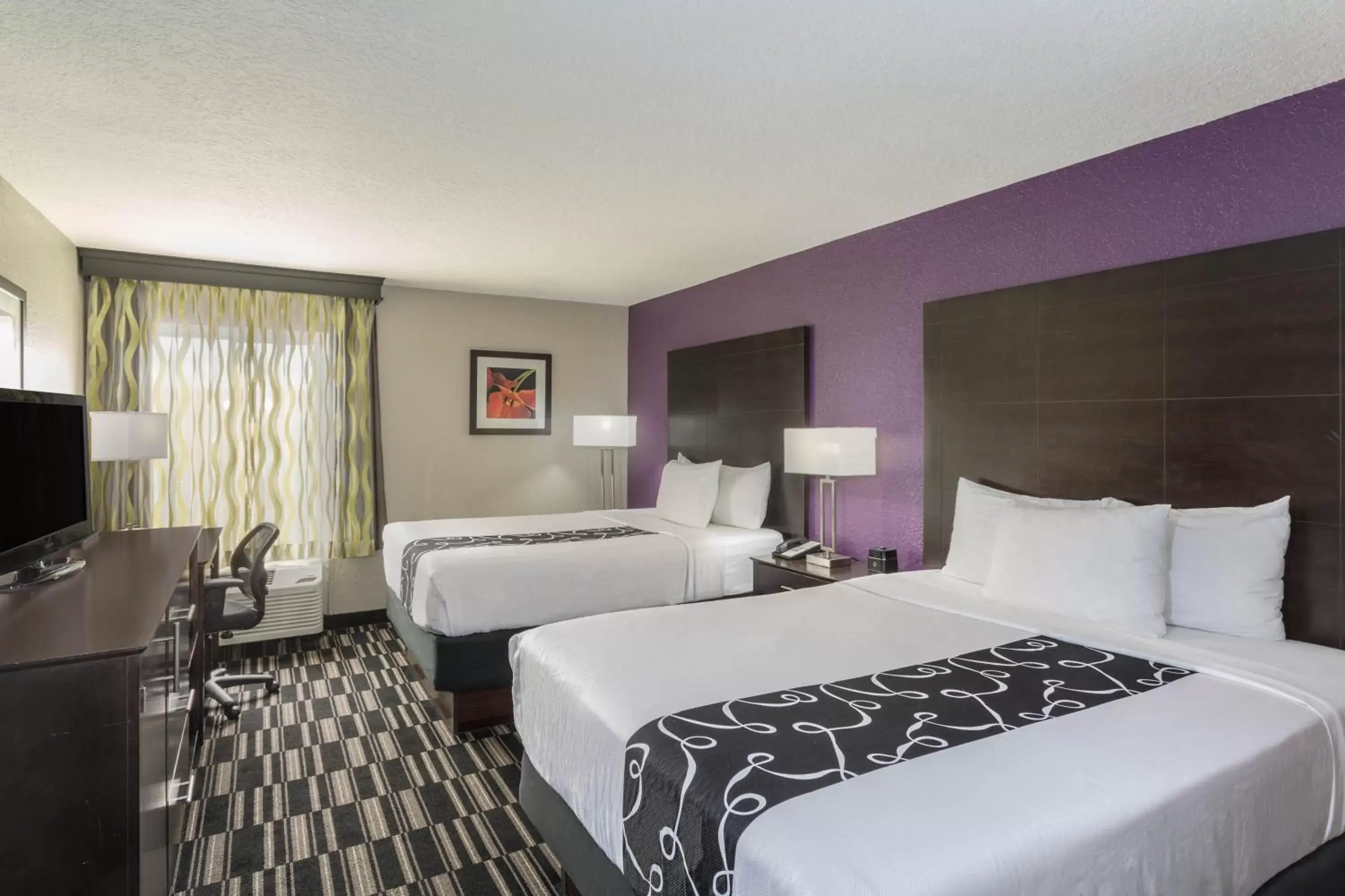 Photo of the whole room, Bed in La Quinta by Wyndham Orlando Universal area