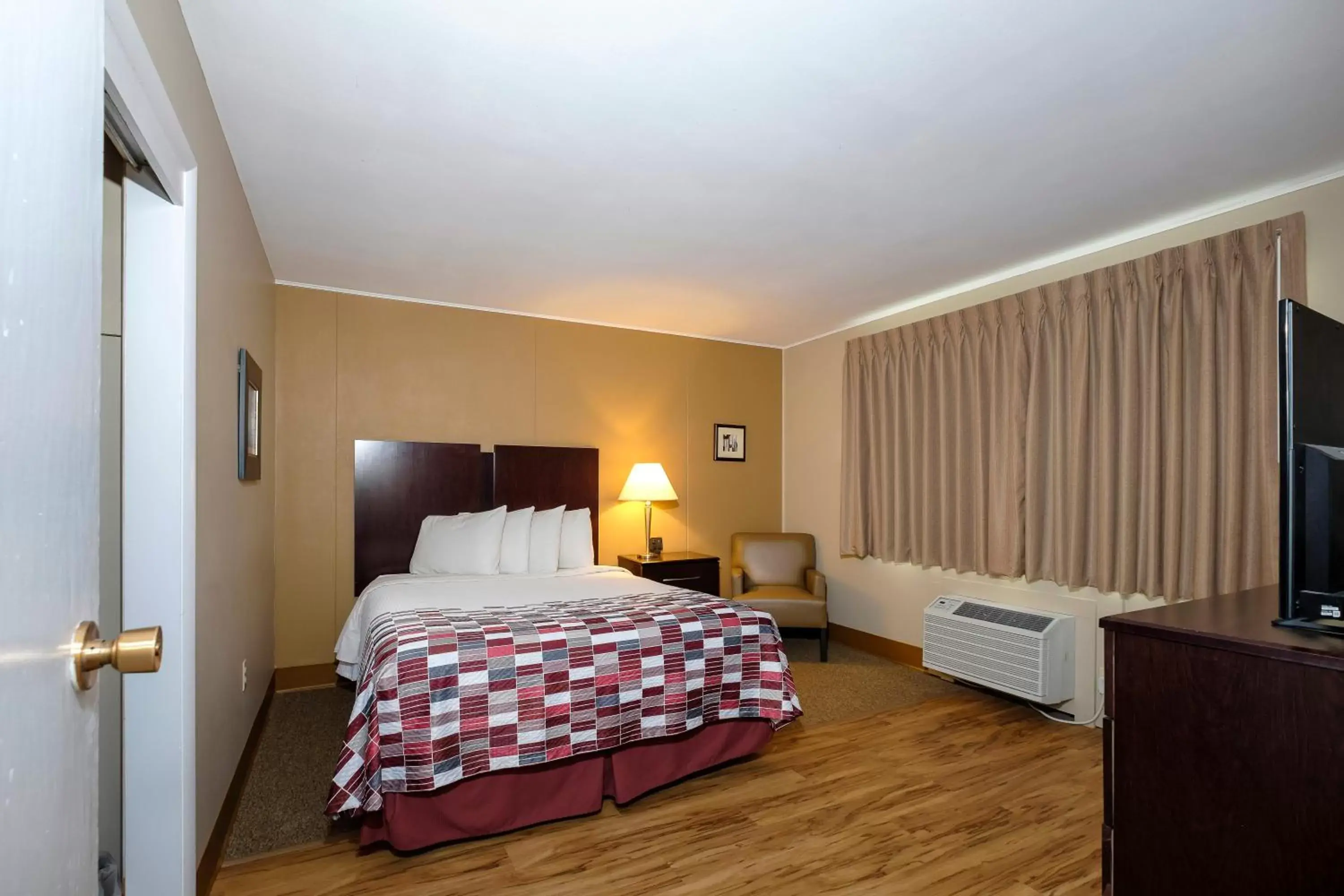 Photo of the whole room, Bed in Red Roof Inn and Suites Herkimer