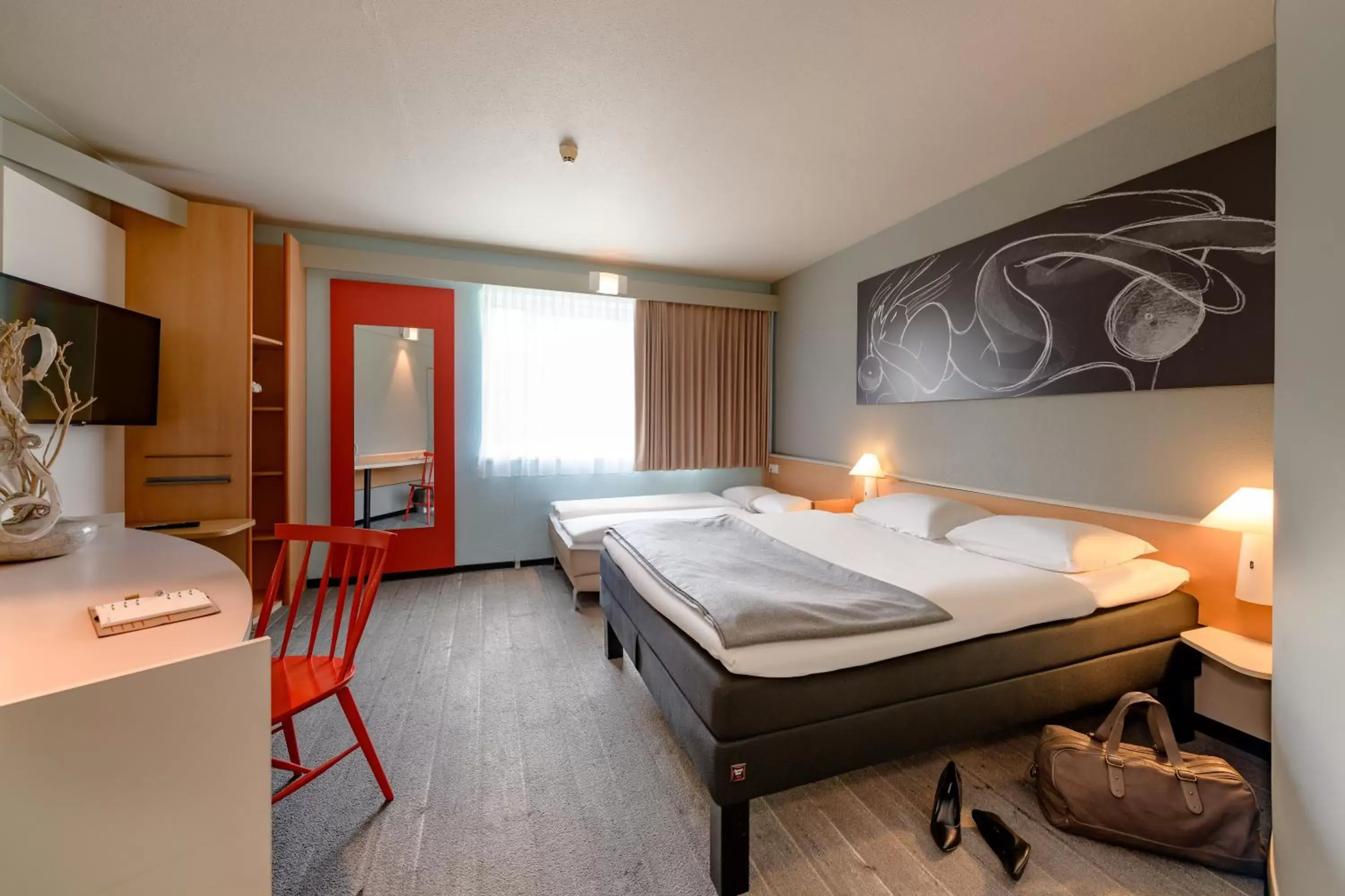 Photo of the whole room, Bed in ibis Hamburg Alsterring