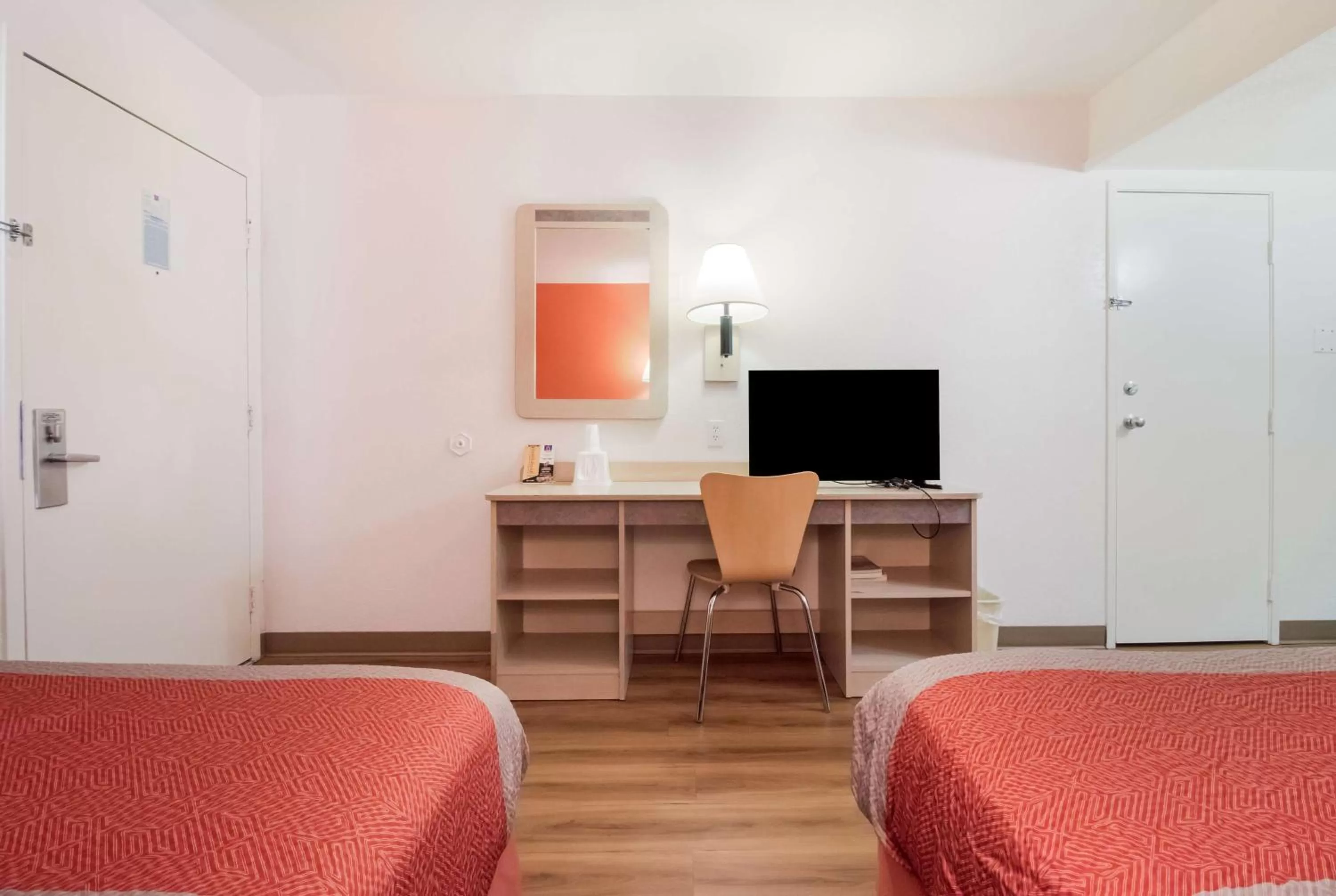 Photo of the whole room, Bed in Motel 6-Moses Lake, WA