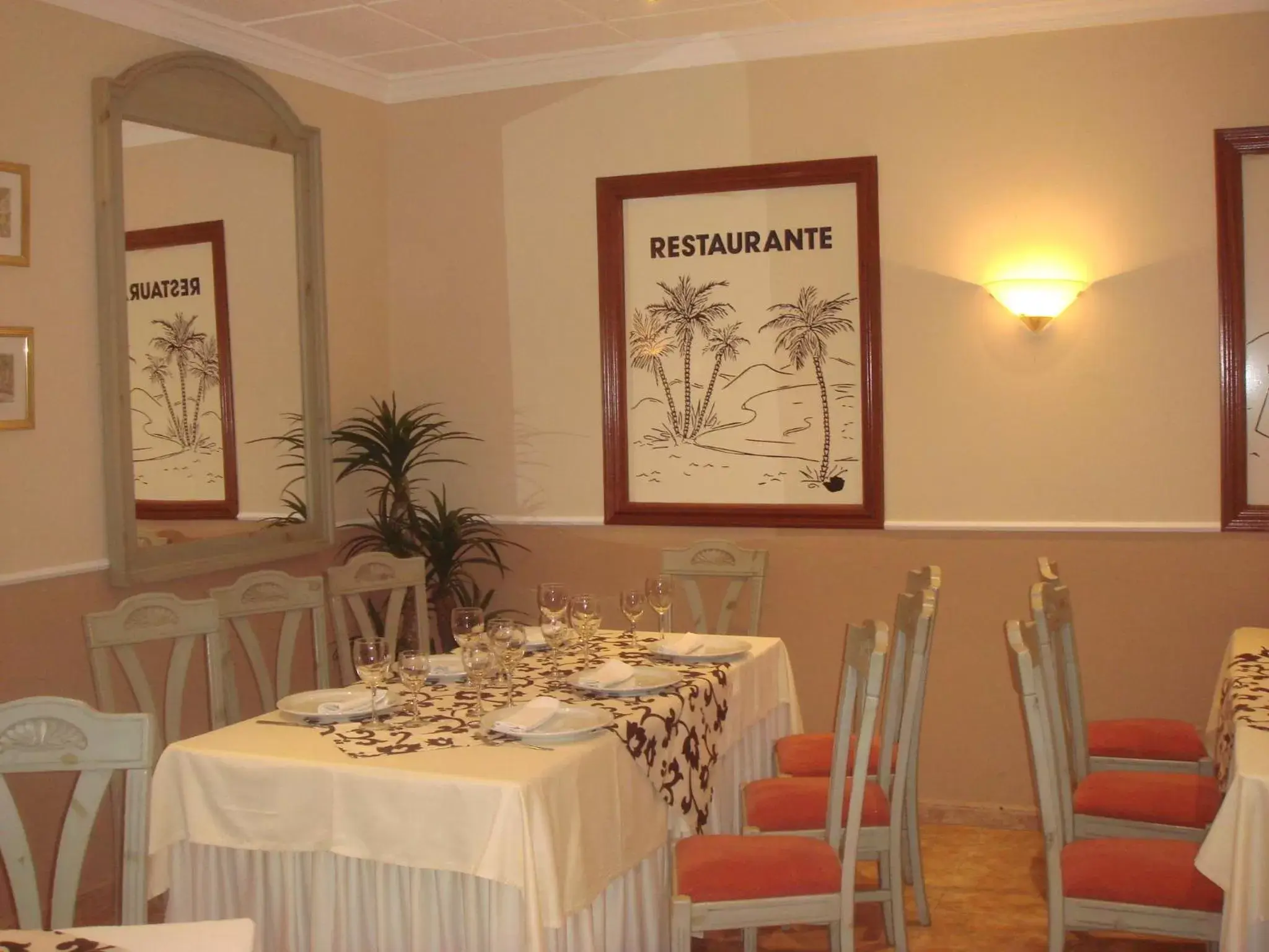 Restaurant/Places to Eat in Hotel Oasis Familiar