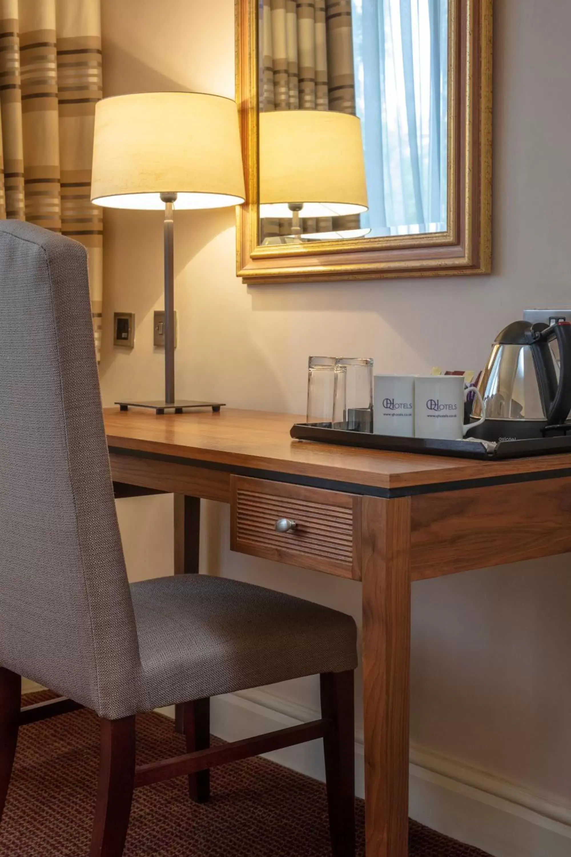 Bedroom, Kitchen/Kitchenette in Stratford Manor Hotel