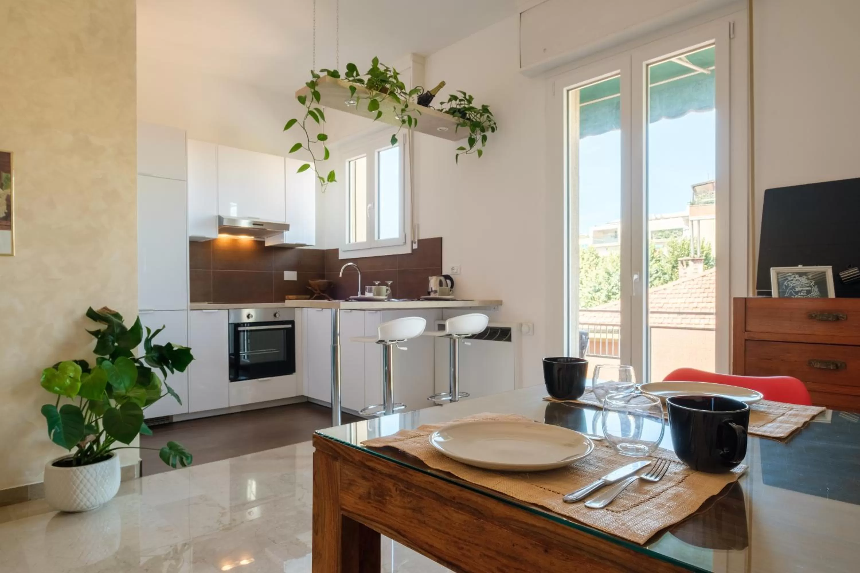 Coffee/tea facilities, Dining Area in Fabula Rooms 3 Suites with private bathroom