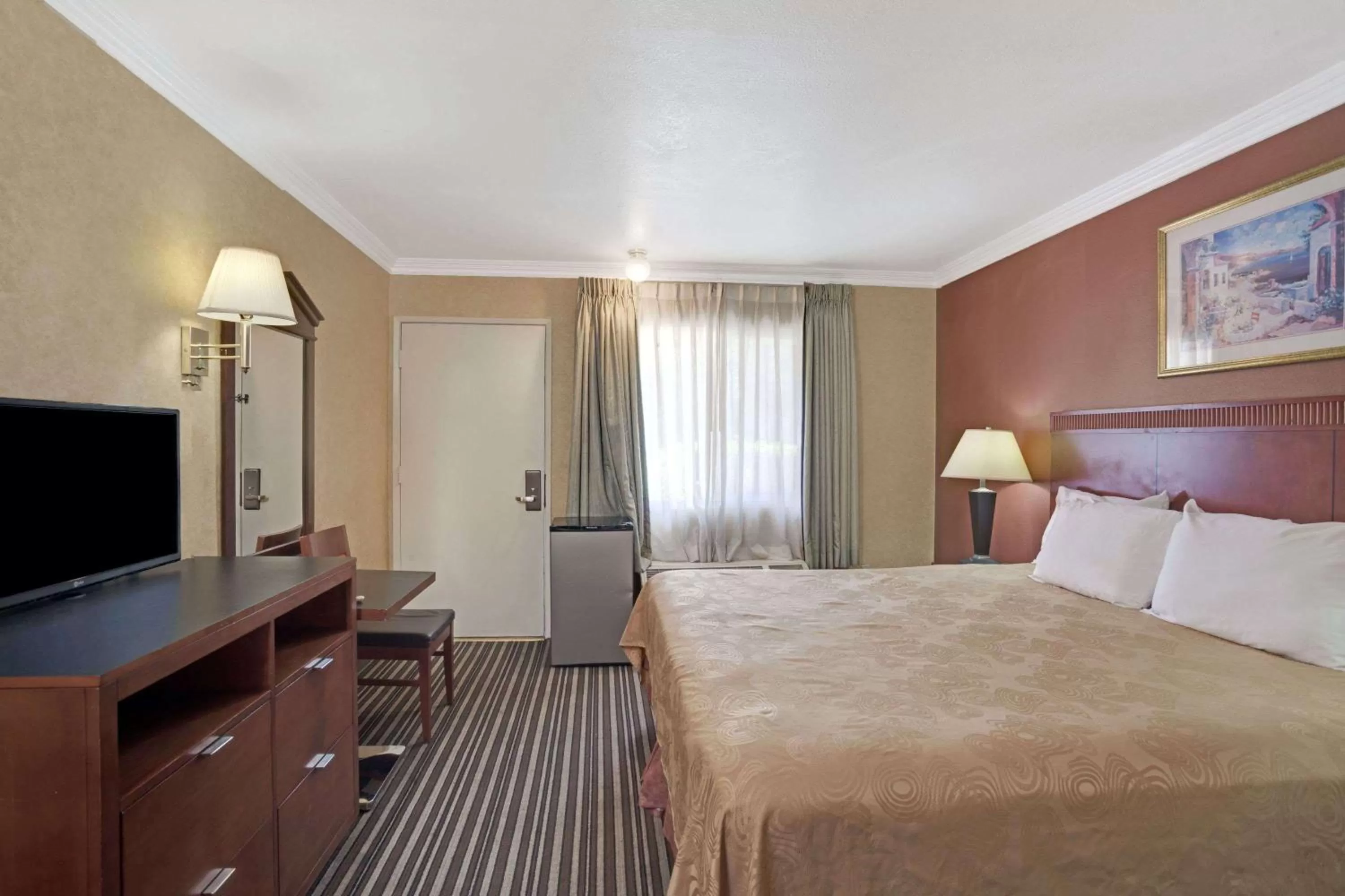 Photo of the whole room, Bed in Buena Park Inn