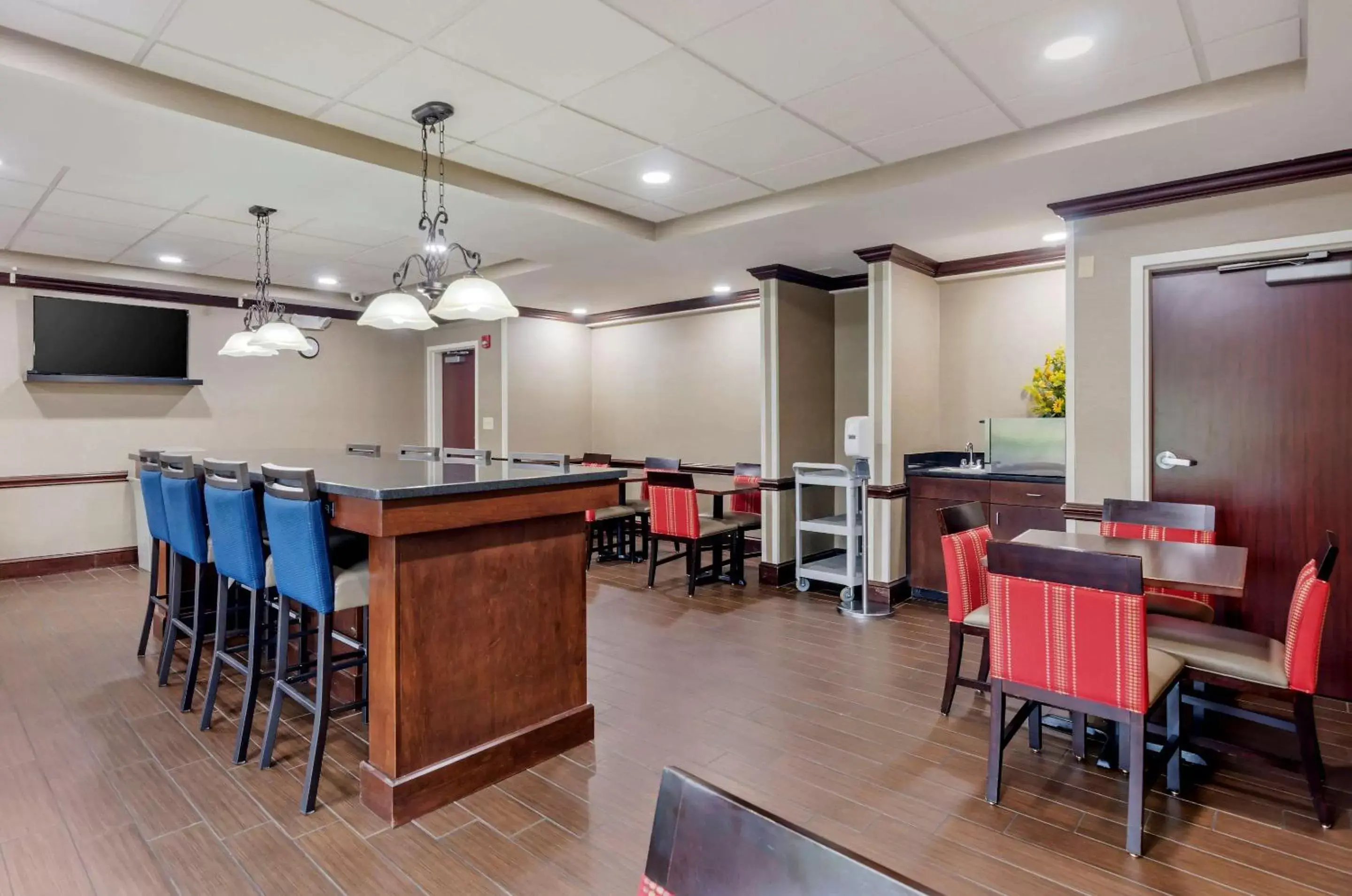 Breakfast, Restaurant/Places to Eat in Comfort Inn & Suites Hillsville I-77