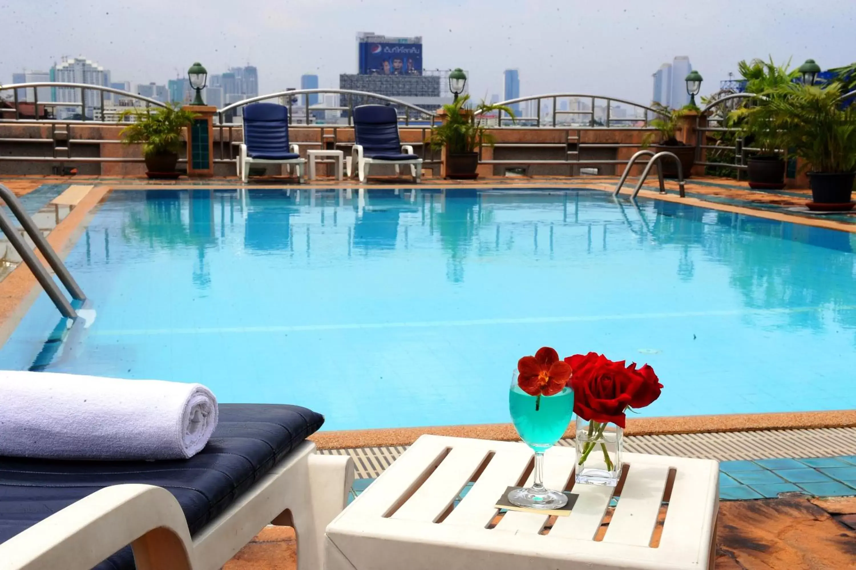Swimming Pool in Royal Suite Hotel Bangkok