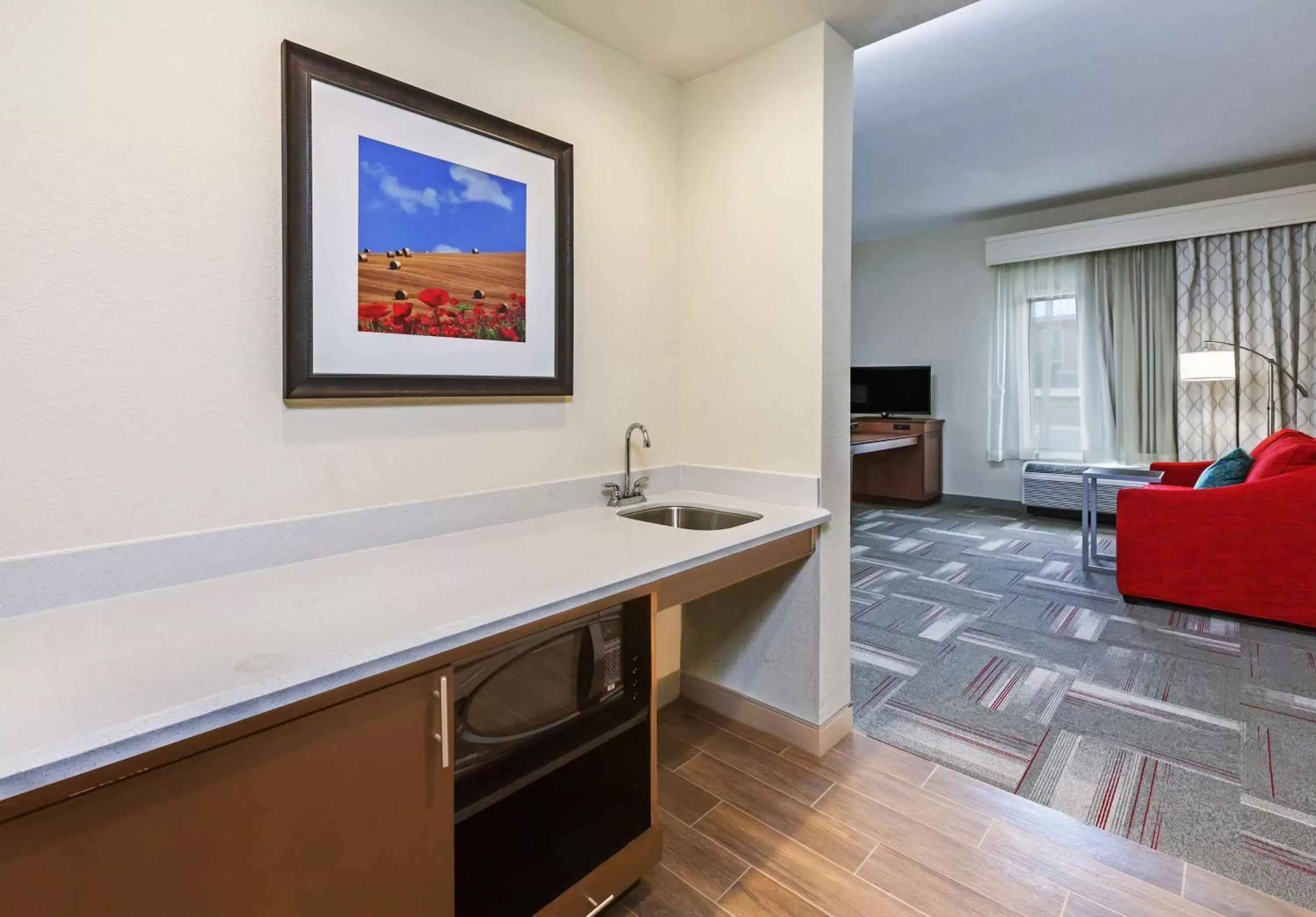 Photo of the whole room, Kitchen/Kitchenette in Hampton Inn & Suites Claremore