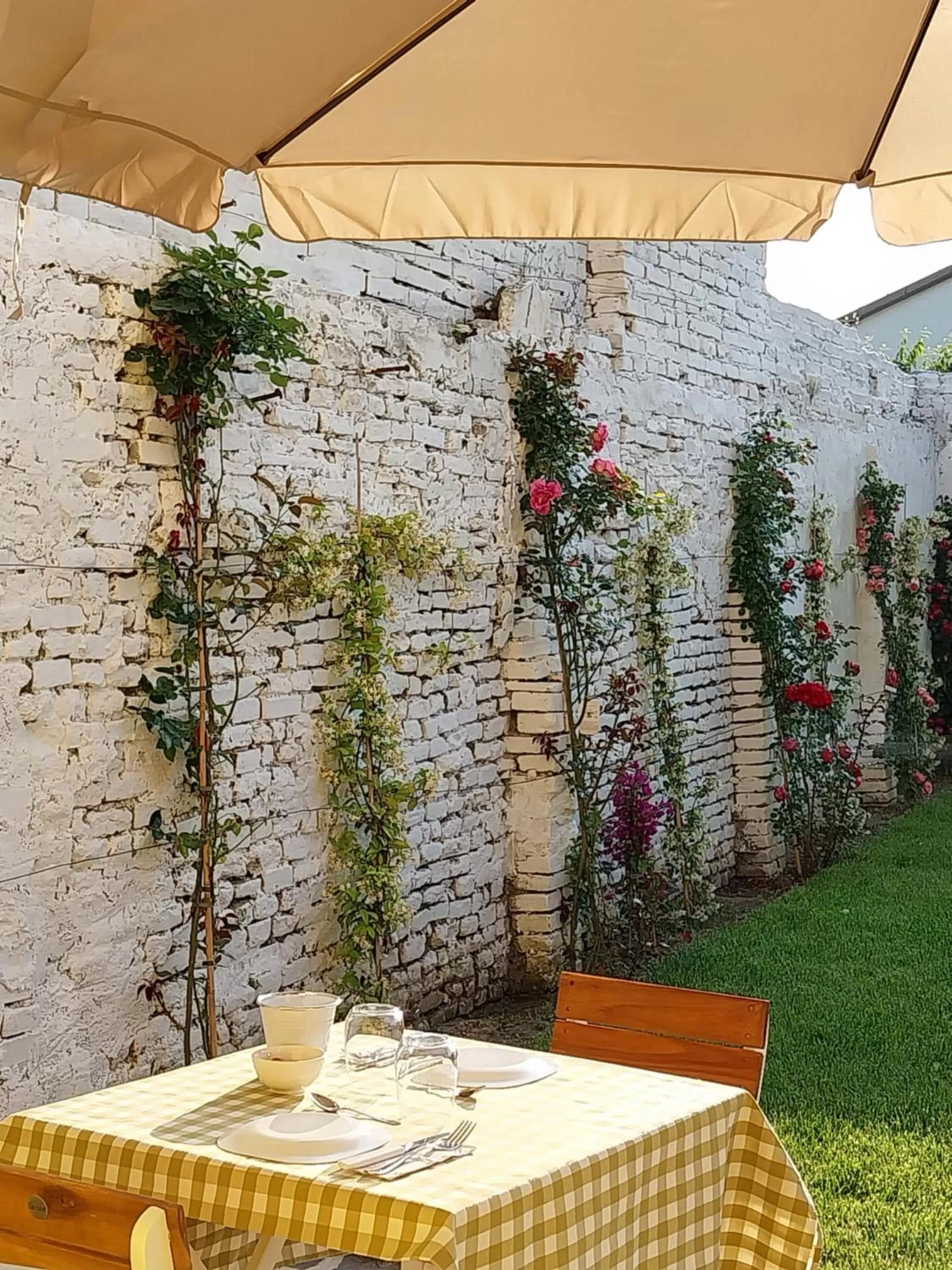 Restaurant/Places to Eat in B&B La Casa Gialla