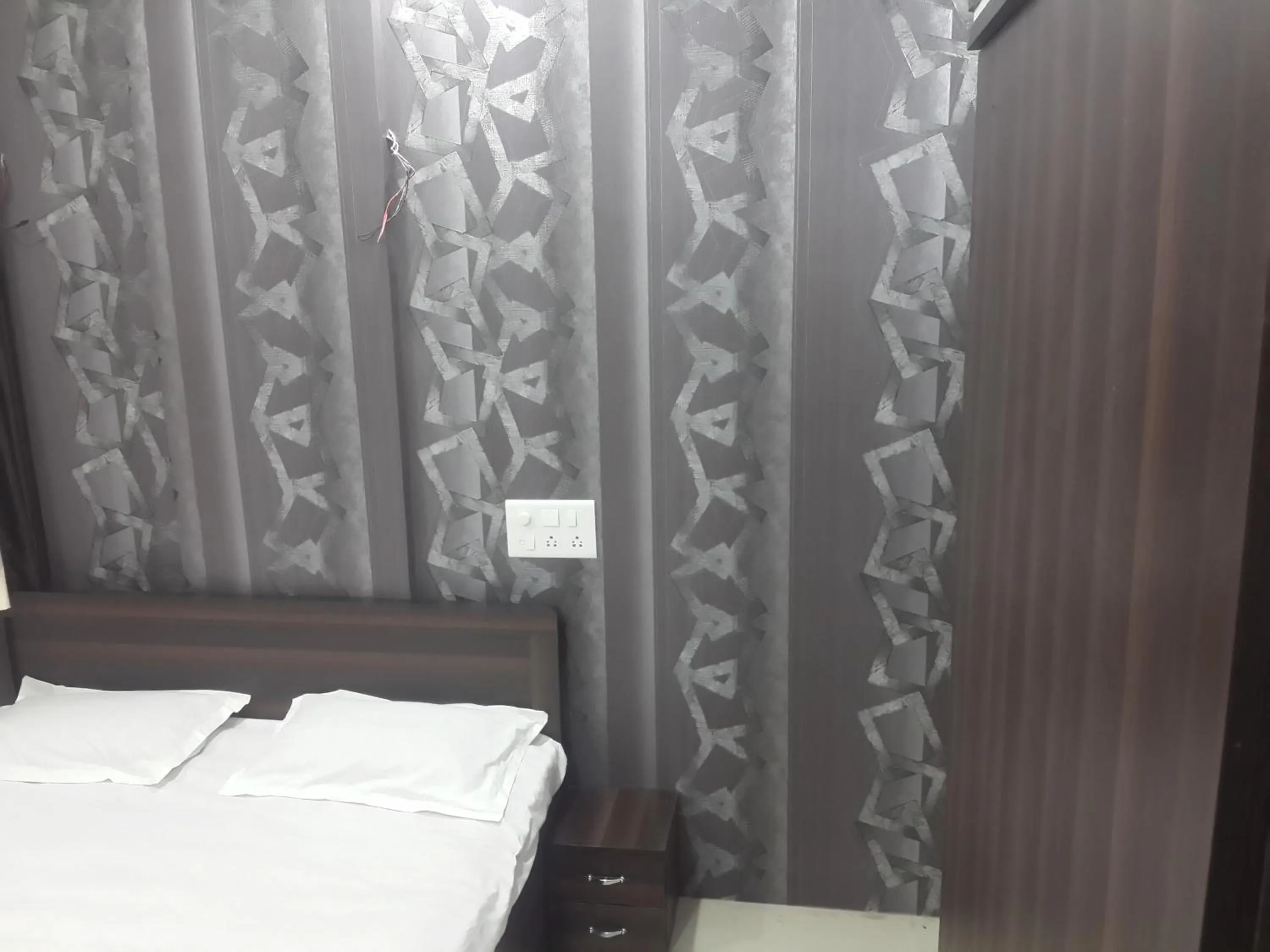 Bathroom, Bed in Hotel Holiday Era Opposite Railway Station