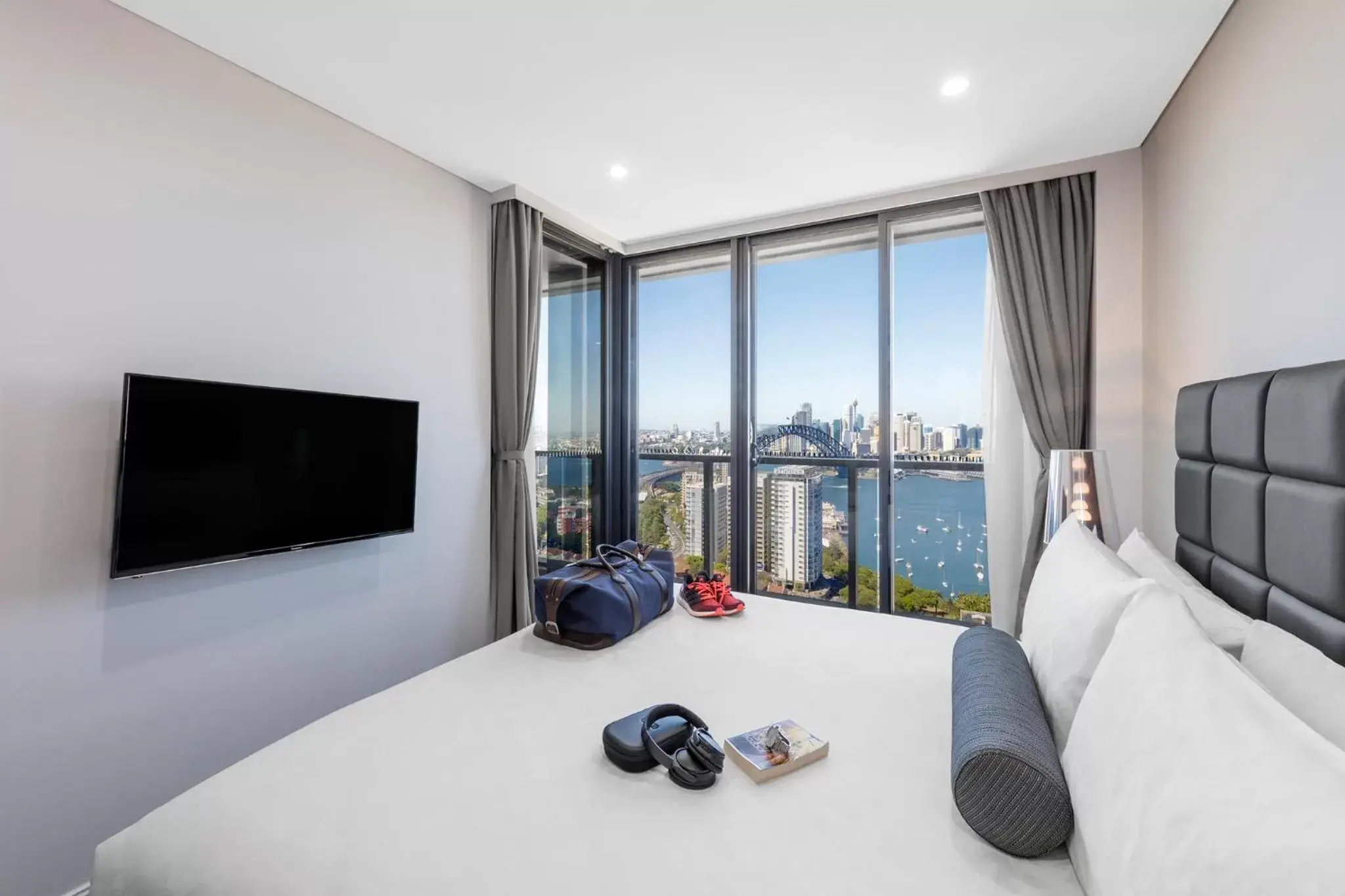 Bed, TV/Entertainment Center in Meriton Suites North Sydney