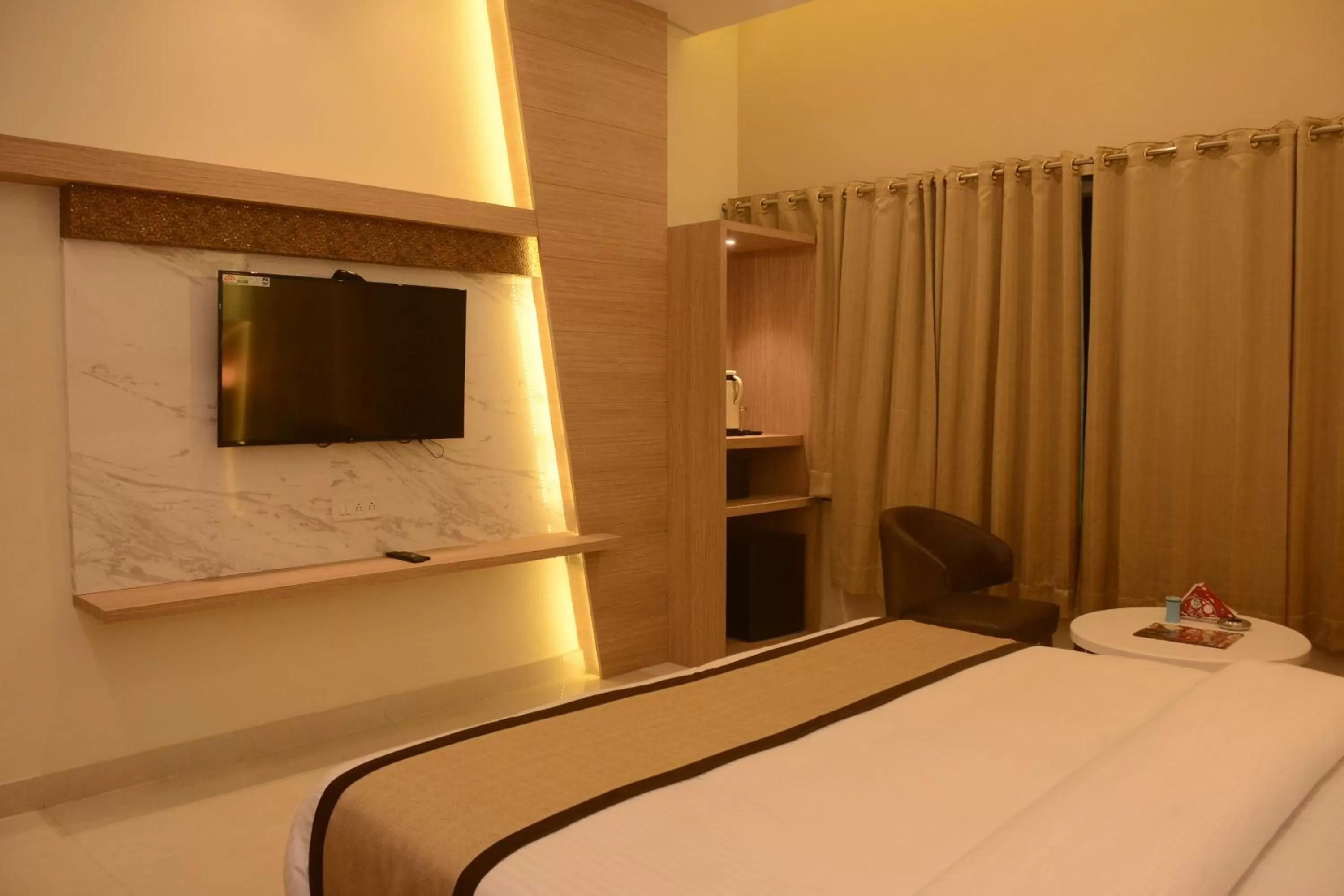 Bed, TV/Entertainment Center in Hotel Bharat
