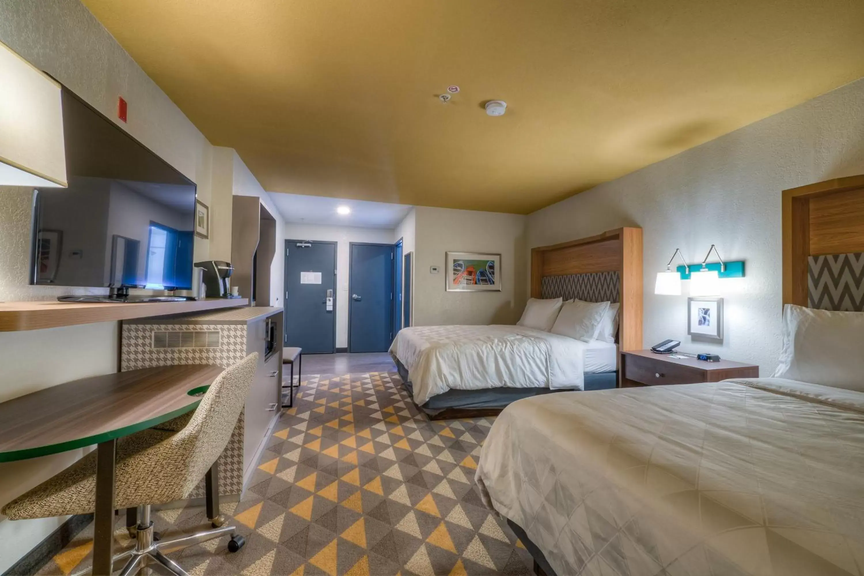 Standard Queen Room with Two Queen Beds and Mobility Accessible Tub in Holiday Inn Tacoma Mall by IHG Standard Queen Room with Two Queen Beds and Mobility Accessible Tub in Holiday Inn Tacoma Mall by IHG