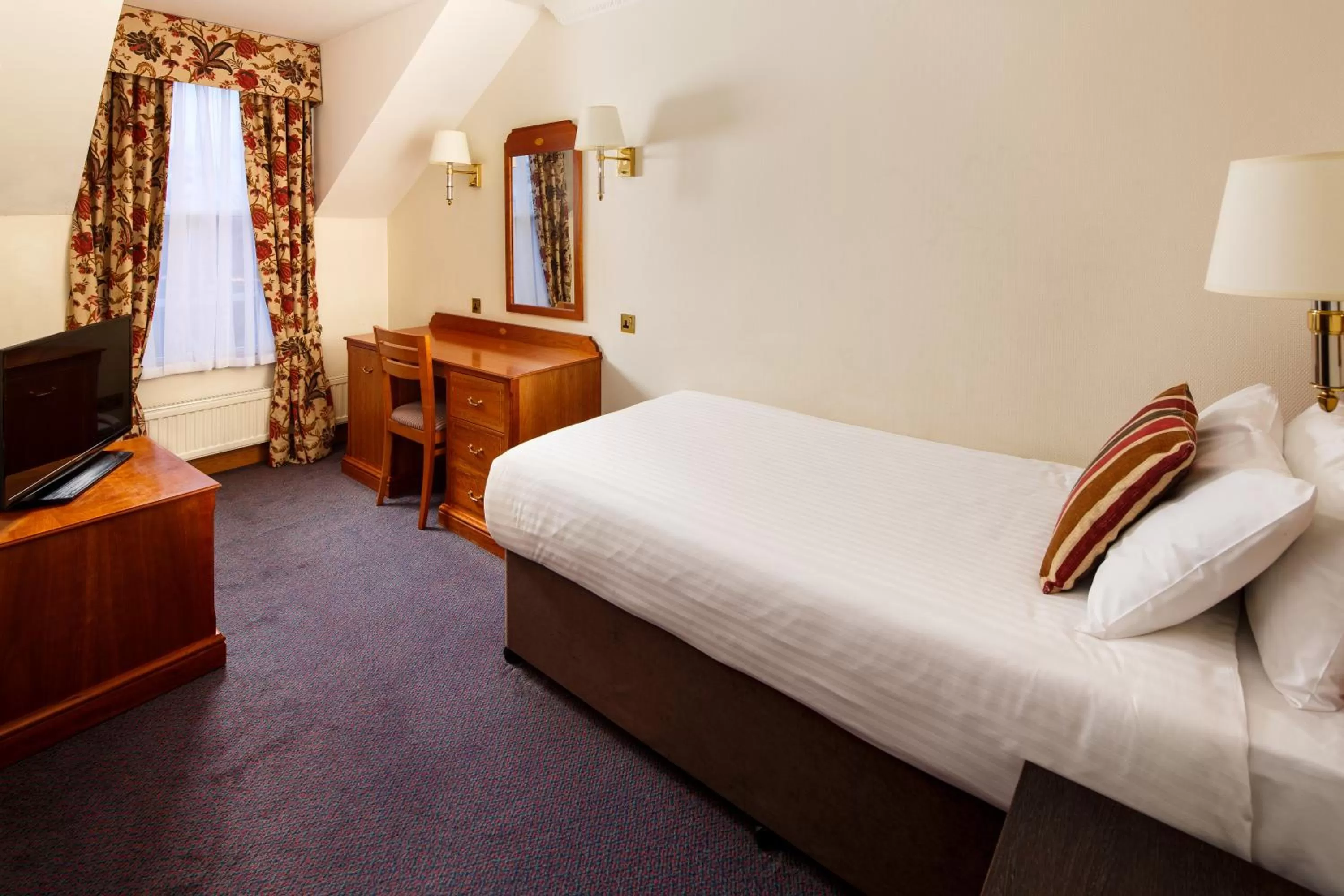 Bed in Mercure York Fairfield Manor Hotel