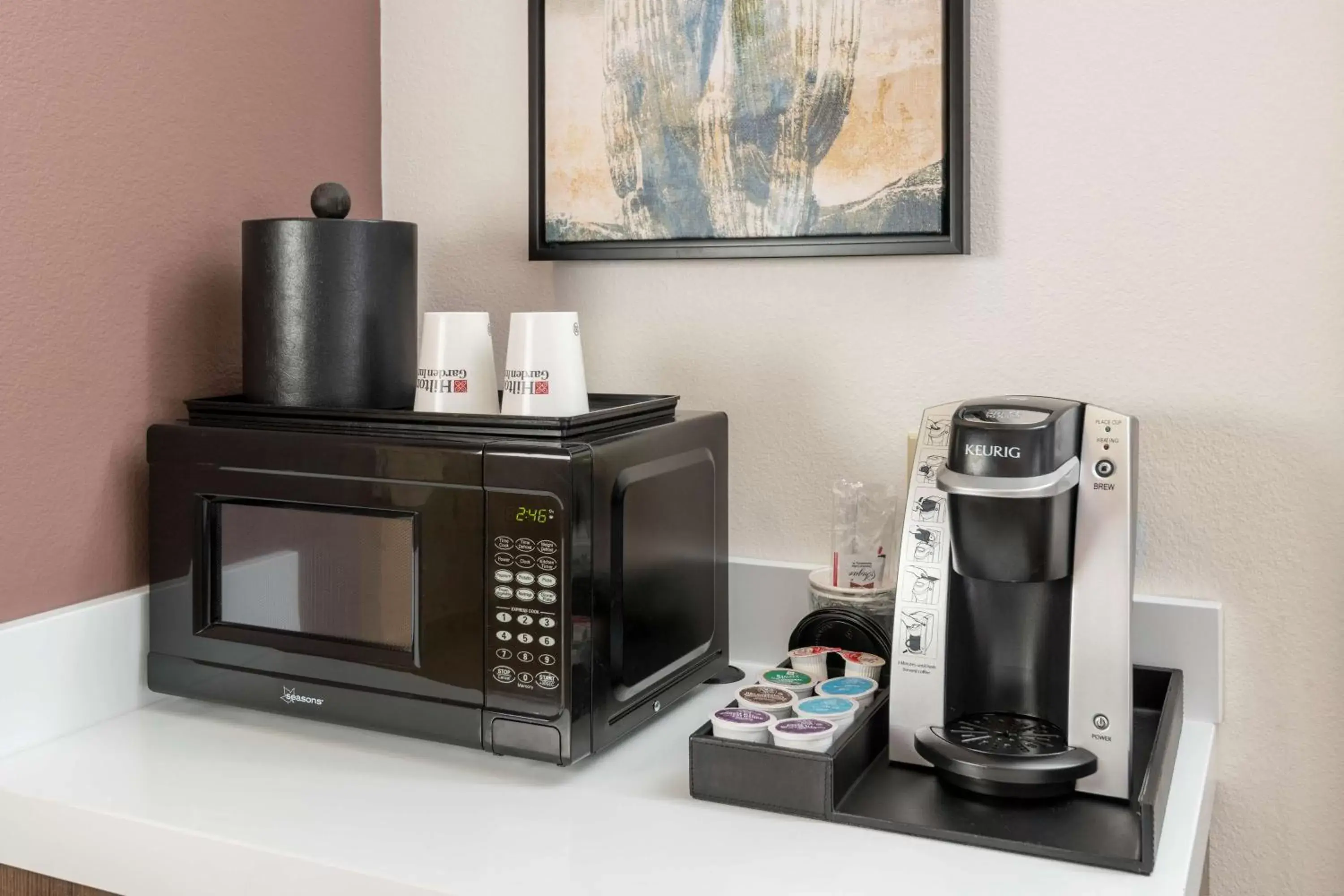 Photo of the whole room, Coffee/Tea Facilities in Hilton Garden Inn Scottsdale North/Perimeter Center