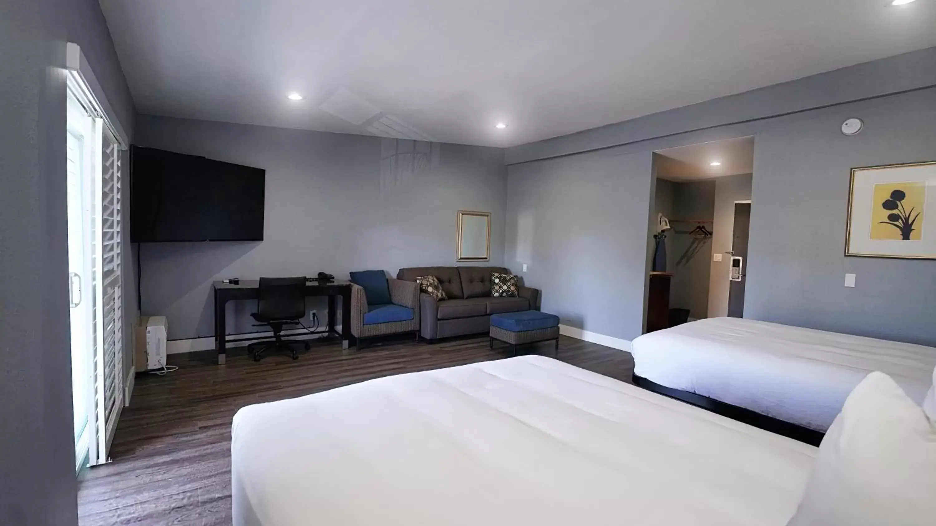 Photo of the whole room, Bed in SeaSide Inn & Suites Photo of the whole room, Bed in SeaSide Inn & Suites