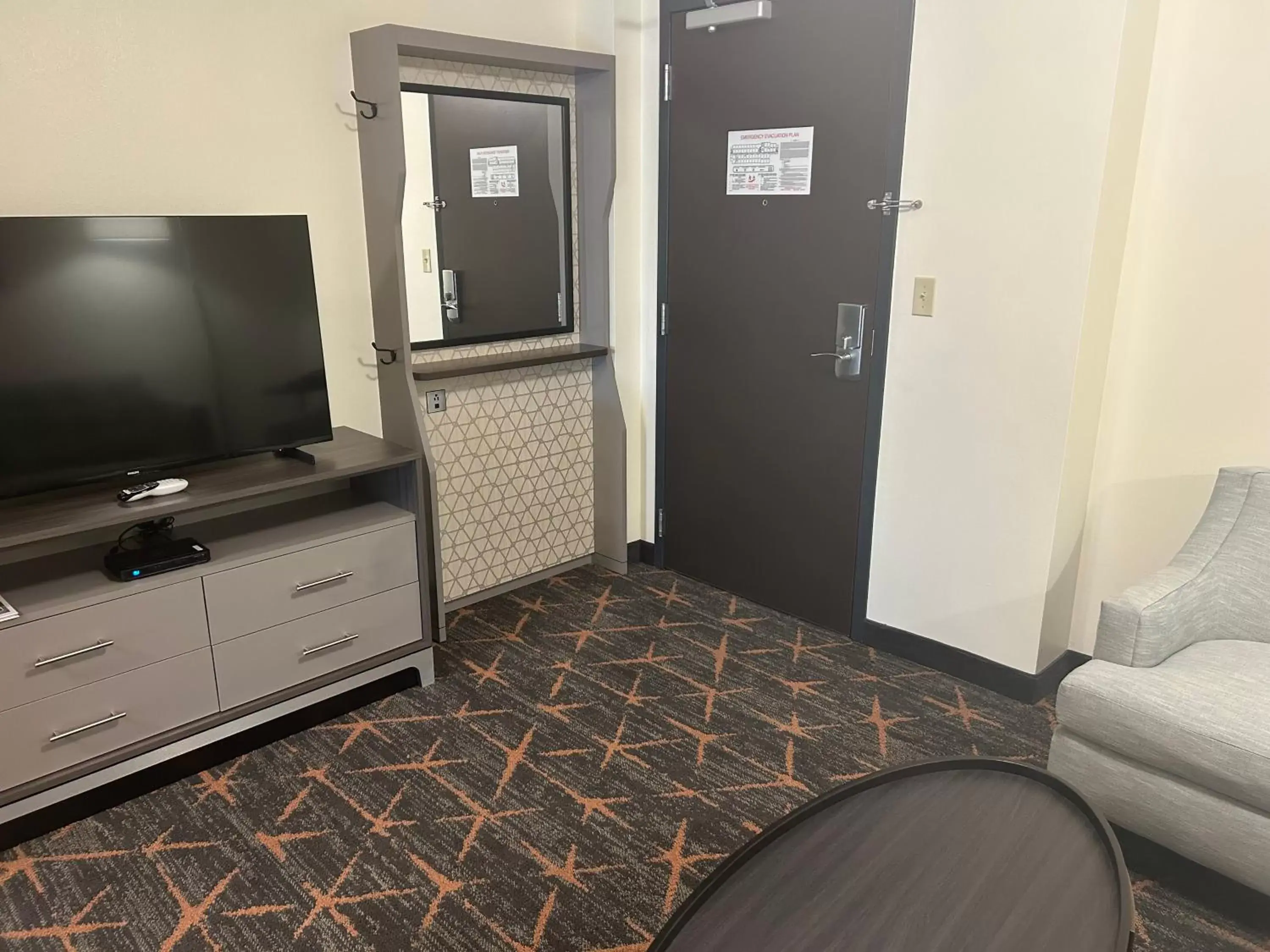 Seating area, TV/Entertainment Center in Holiday Inn Hotel & Suites Tulsa South, an IHG Hotel