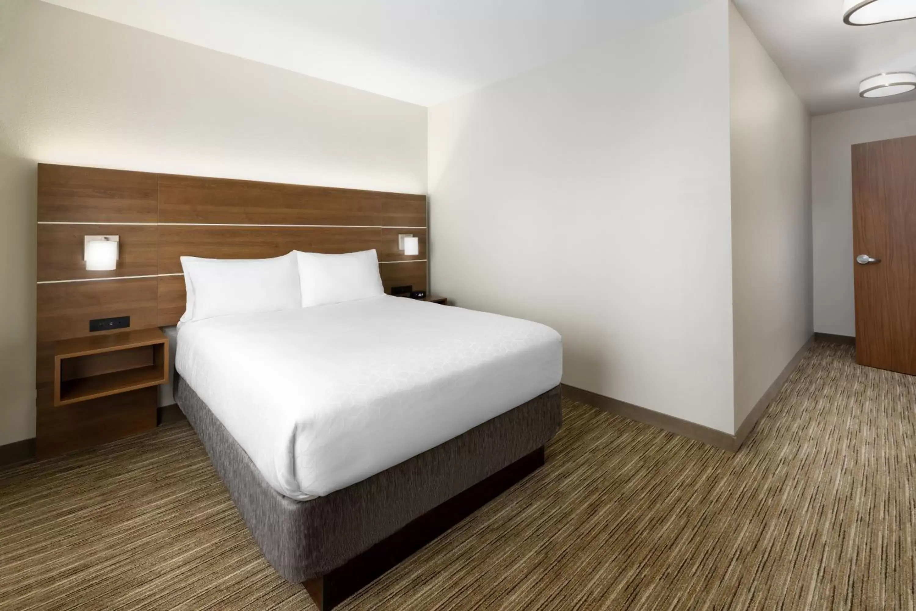 Bed in Holiday Inn Express & Suites Oakhurst-Yosemite Park Area, an IHG Hotel