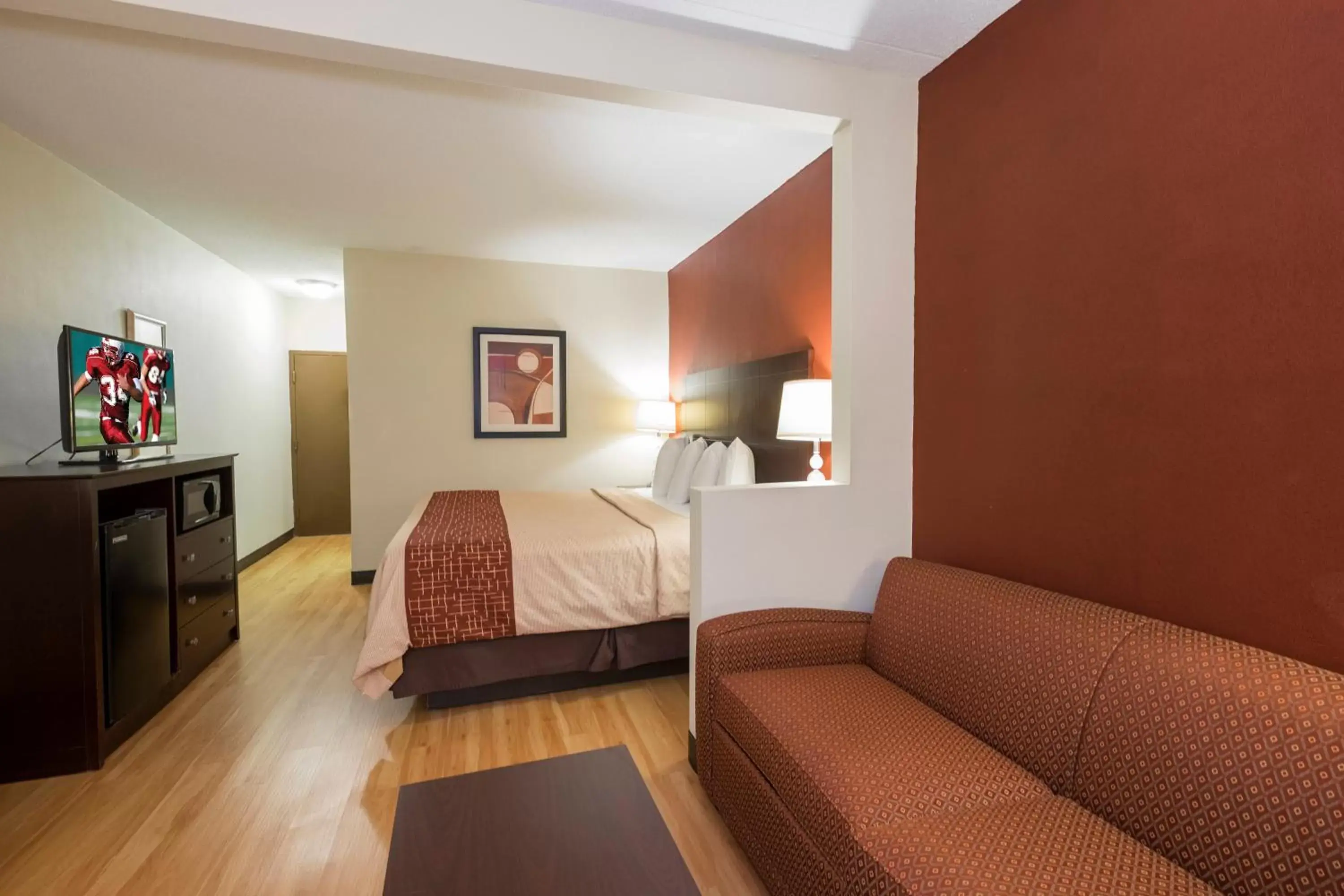 Bedroom in Red Roof Inn & Suites Cincinnati North-Mason