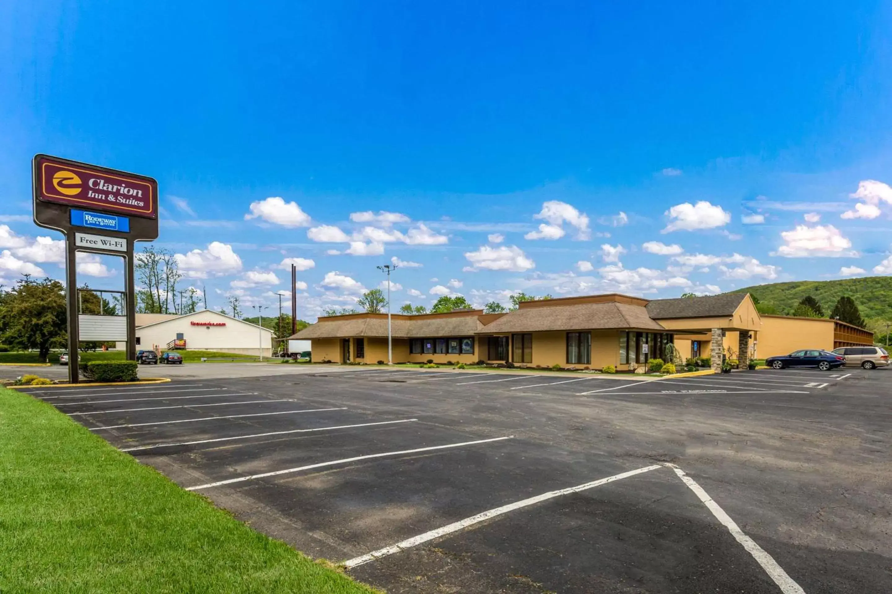 Property Building in Rodeway Inn & Suites Stroudsburg - Poconos