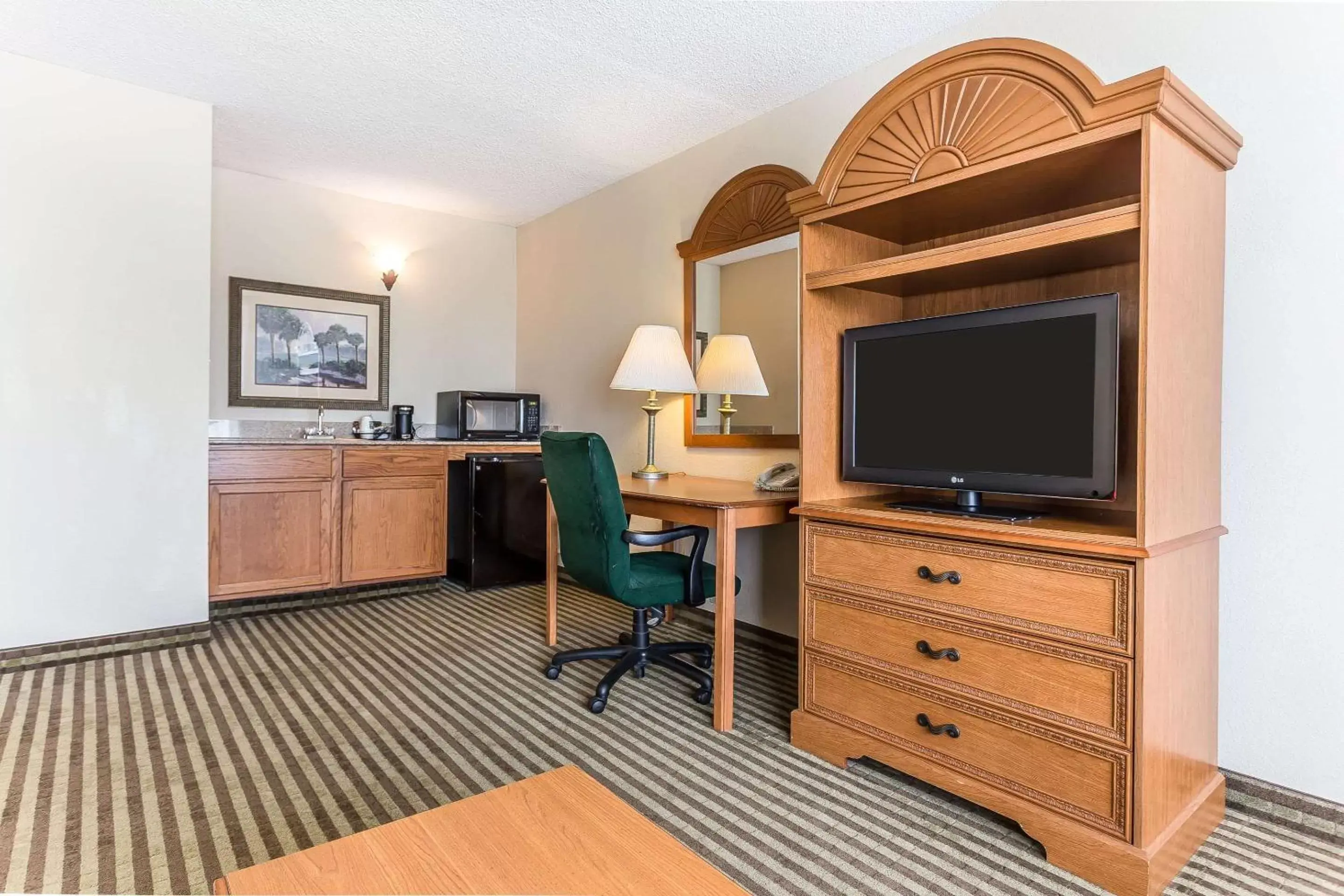 Photo of the whole room, TV/Entertainment Center in Quality Inn & Suites Georgetown