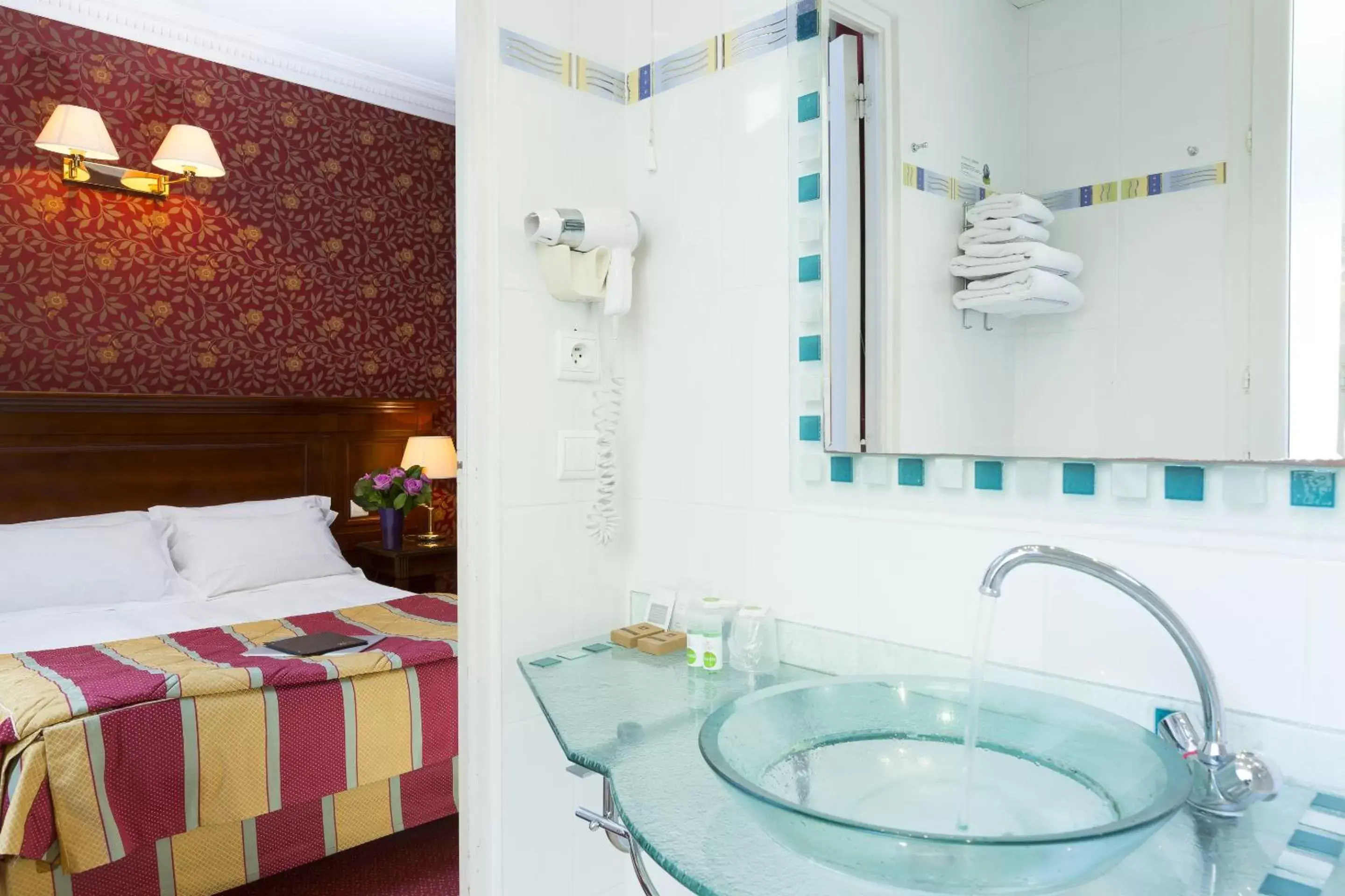 Bathroom in Elysees Niel Hotel