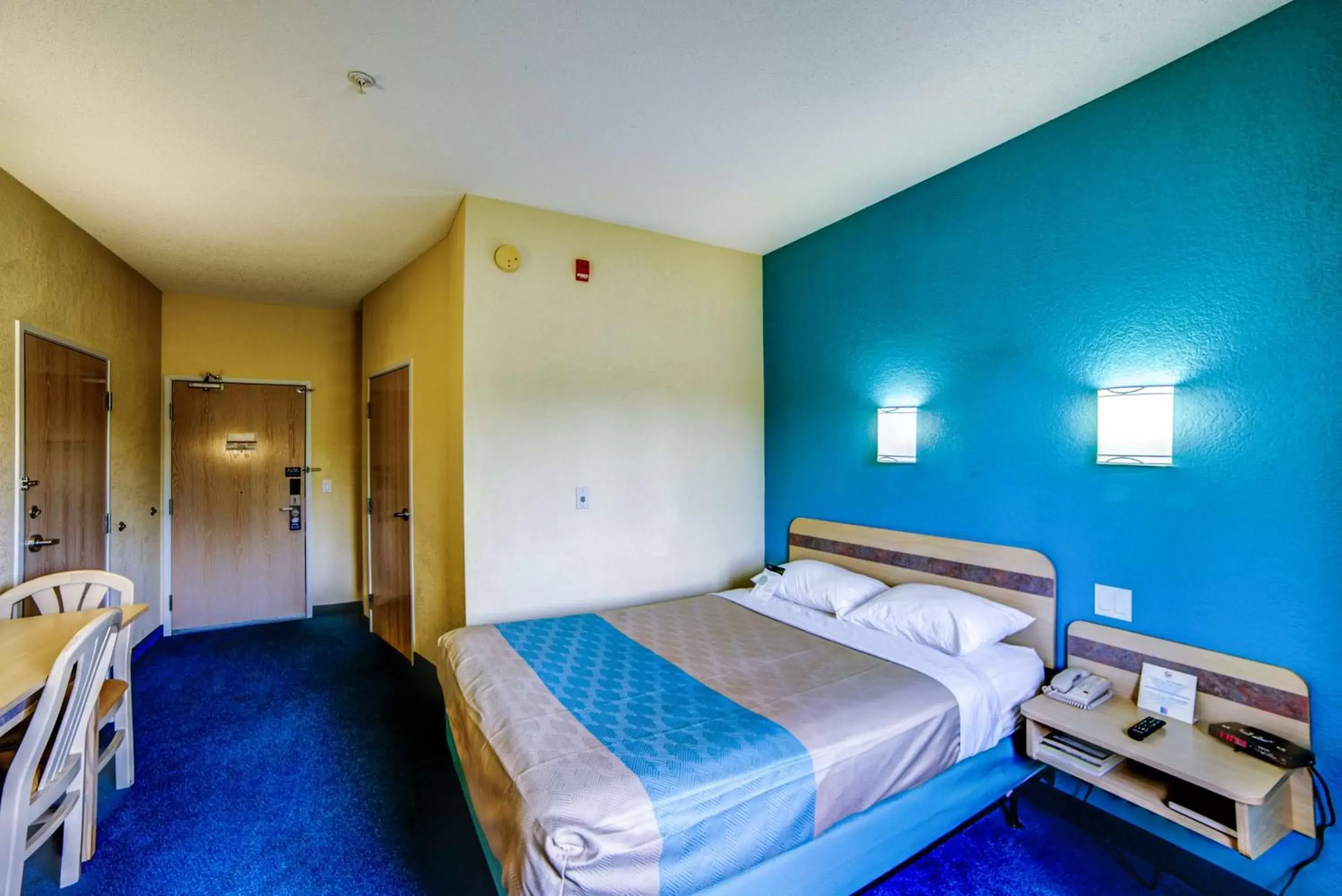 TV and multimedia, Bed in Motel 6-Huntsville, ON TV and multimedia, Bed in Motel 6-Huntsville, ON