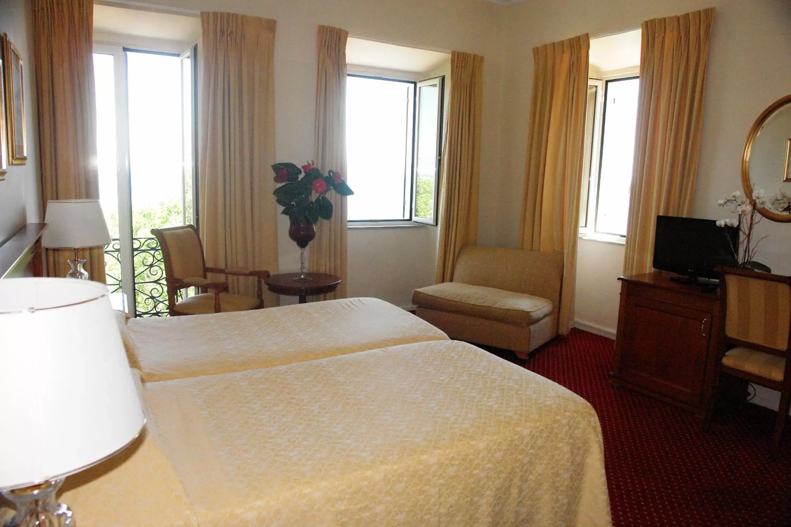 Photo of the whole room, Bed in Cavalieri Hotel