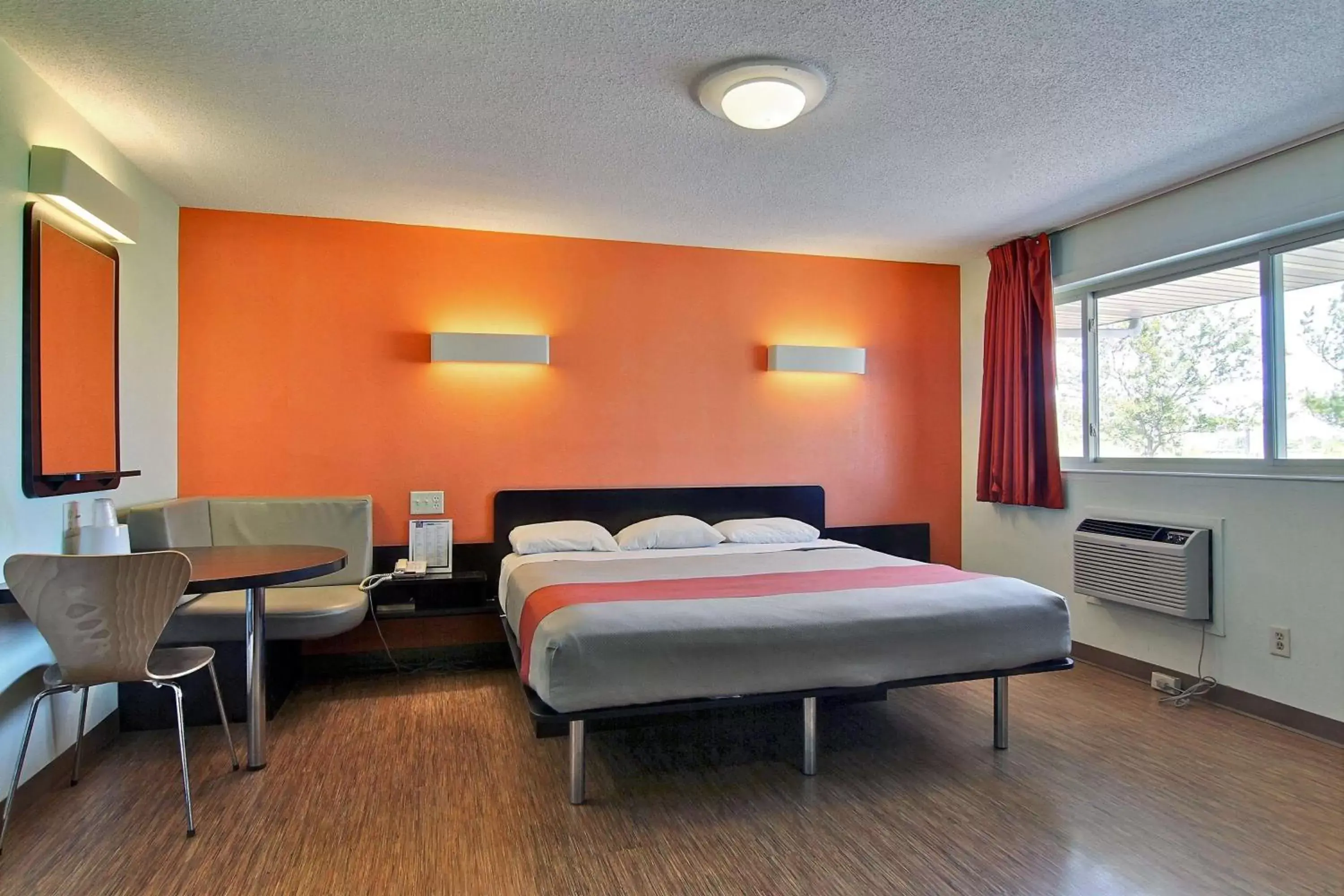 Photo of the whole room, Bed in Motel 6-Gilman, IL