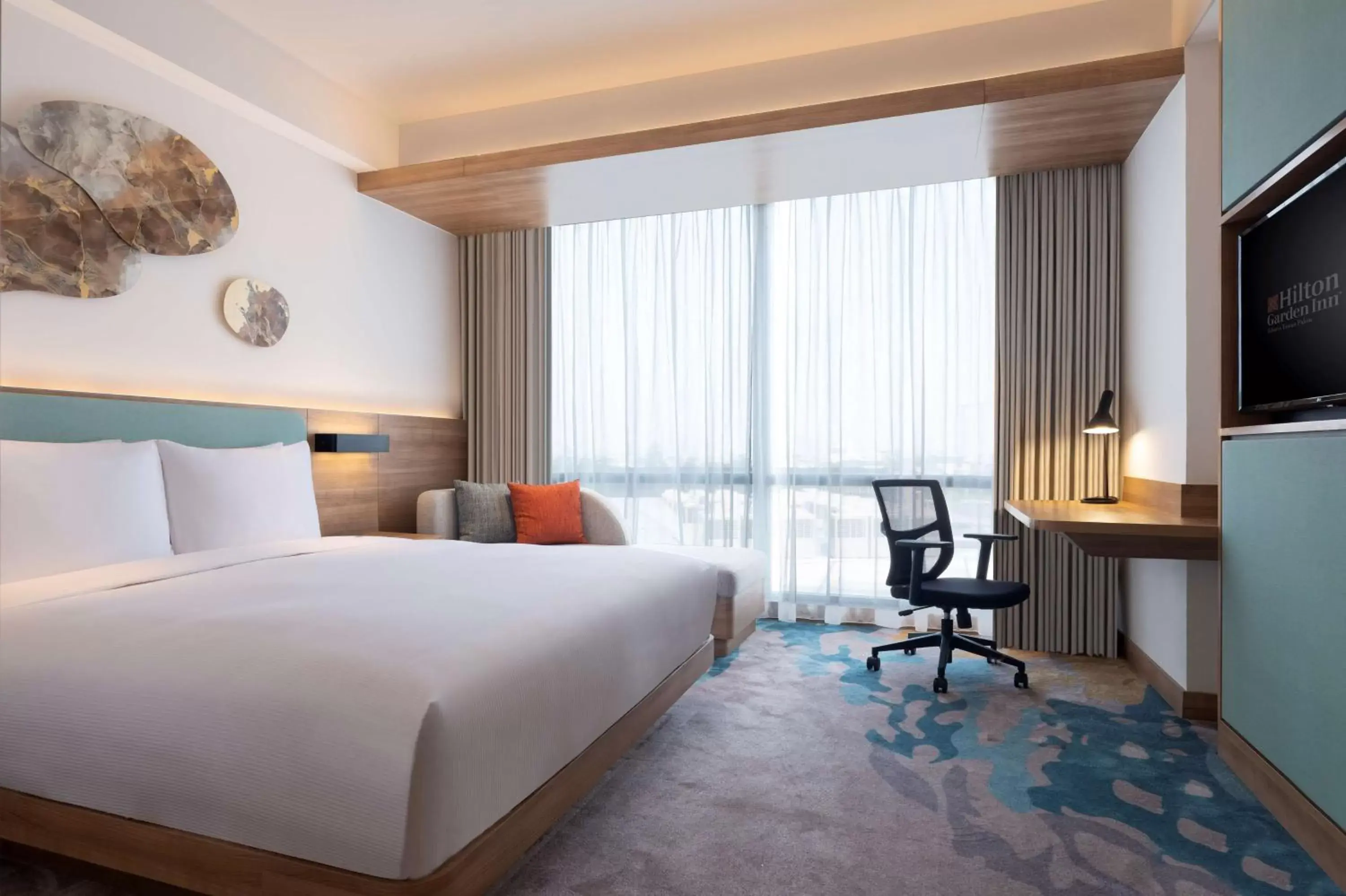 Bedroom, Bed in Hilton Garden Inn Jakarta Taman Palem