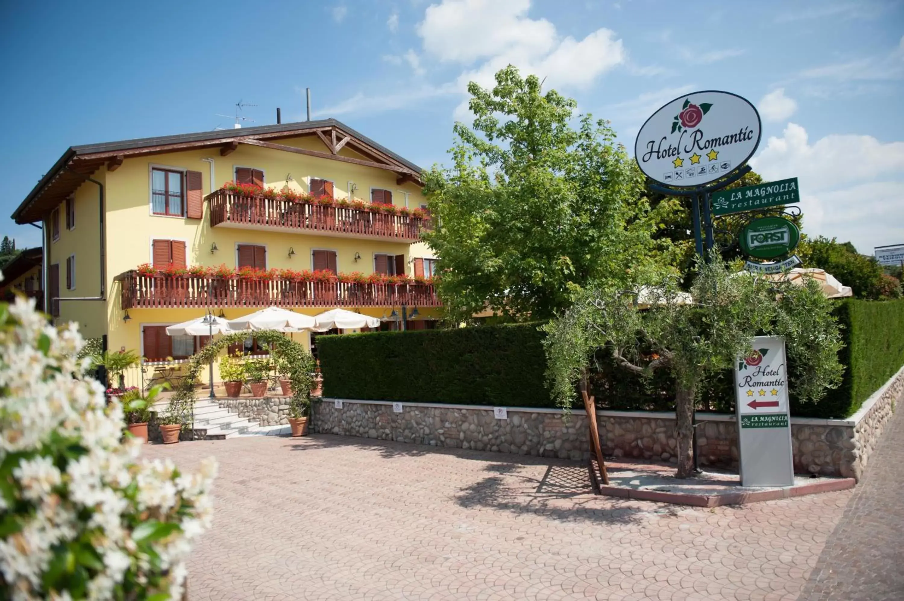 Facade/entrance, Property Building in Hotel Romantic