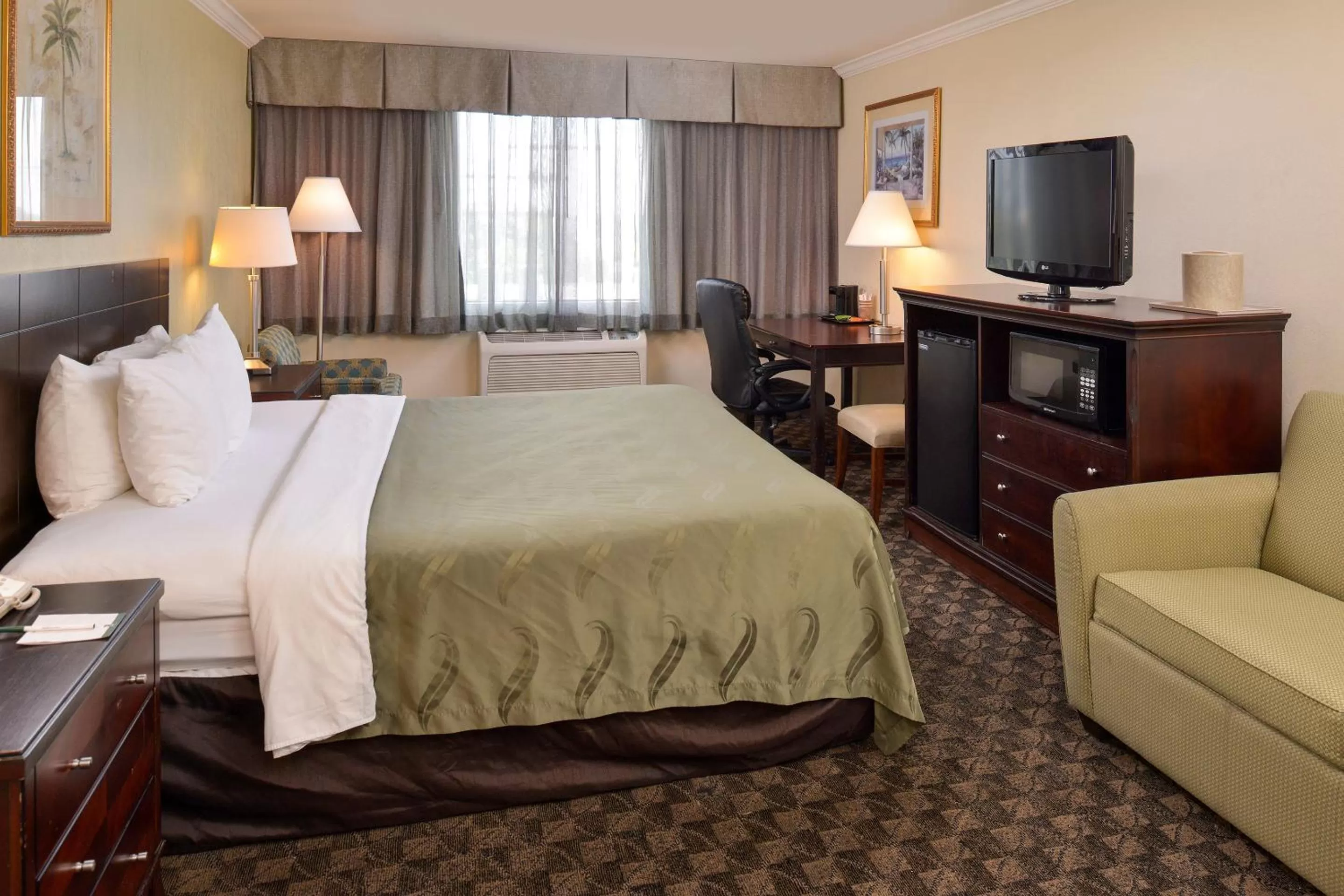 Photo of the whole room, Bed in Quality Inn & Suites Montebello - Los Angeles