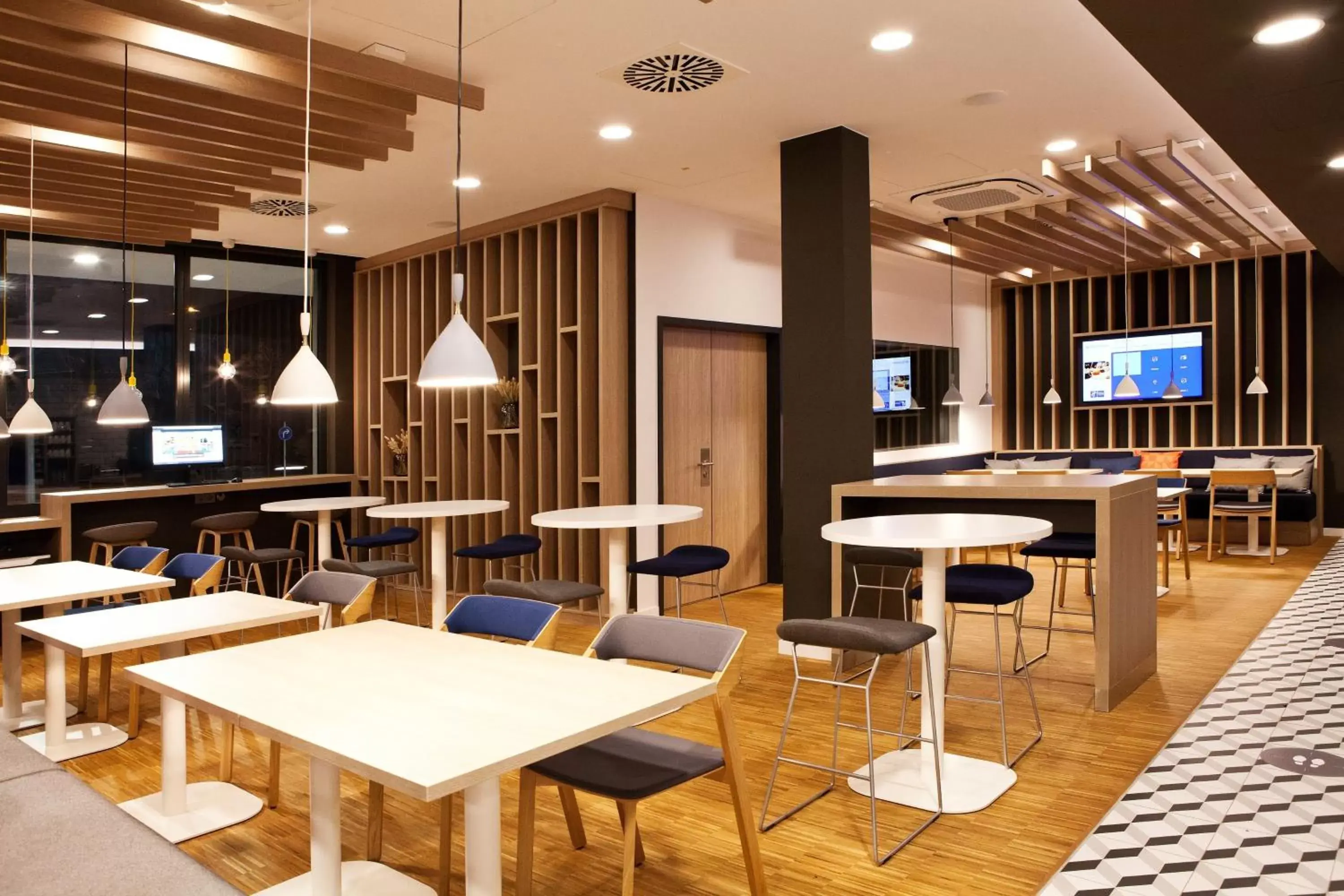 Lounge or bar, Restaurant/Places to Eat in Holiday Inn Express Munich - Olympiapark, an IHG Hotel