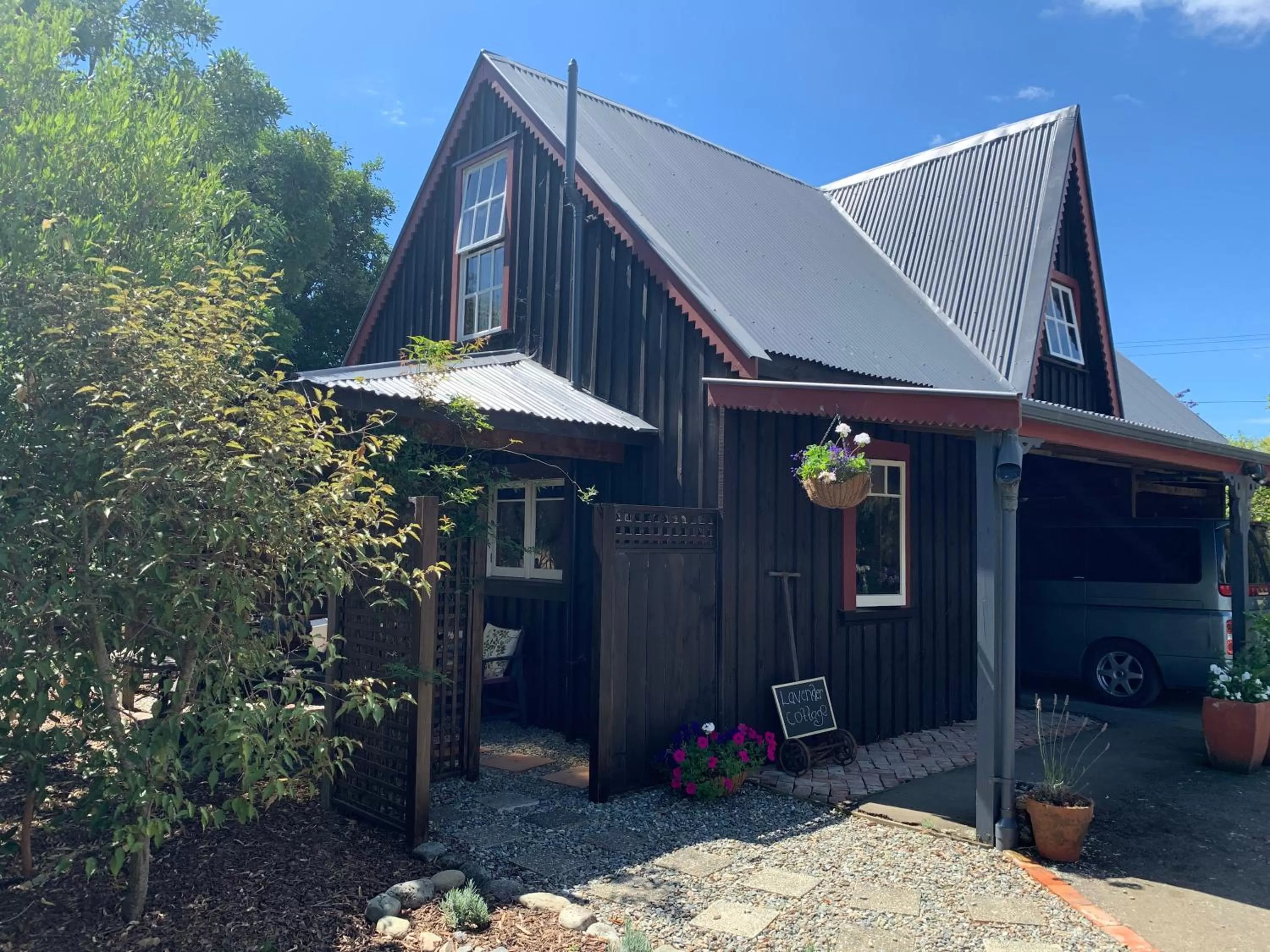 Property Building in Quail Farm, Colonial charm