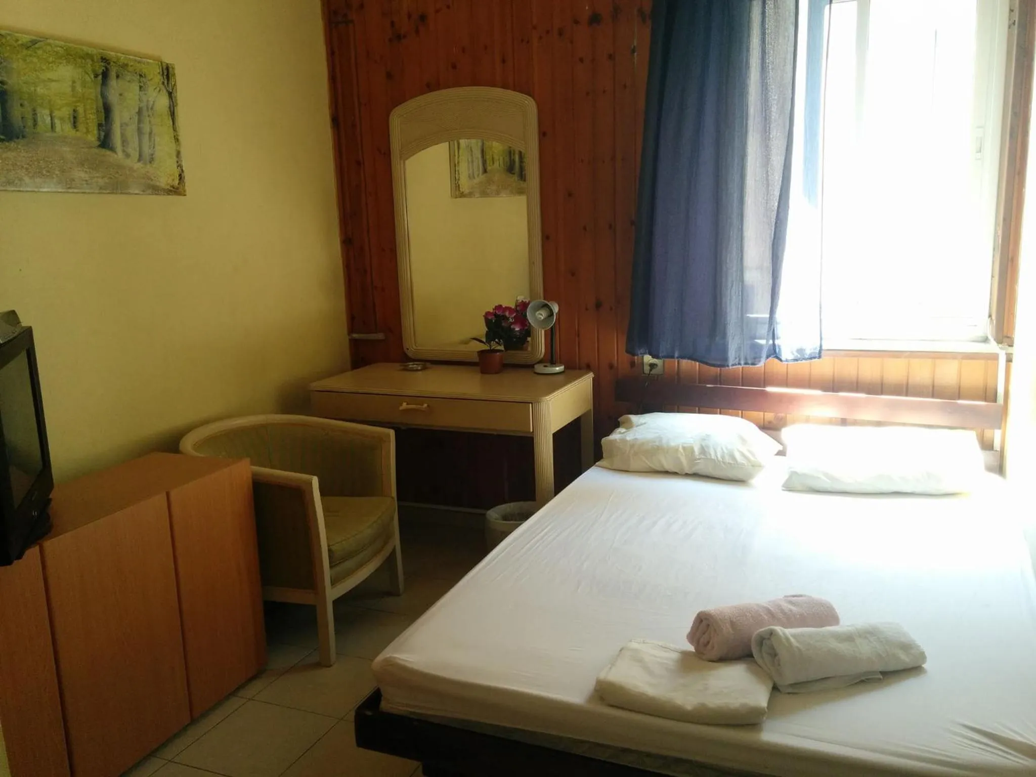 Photo of the whole room, Bed in Momo's Hostel