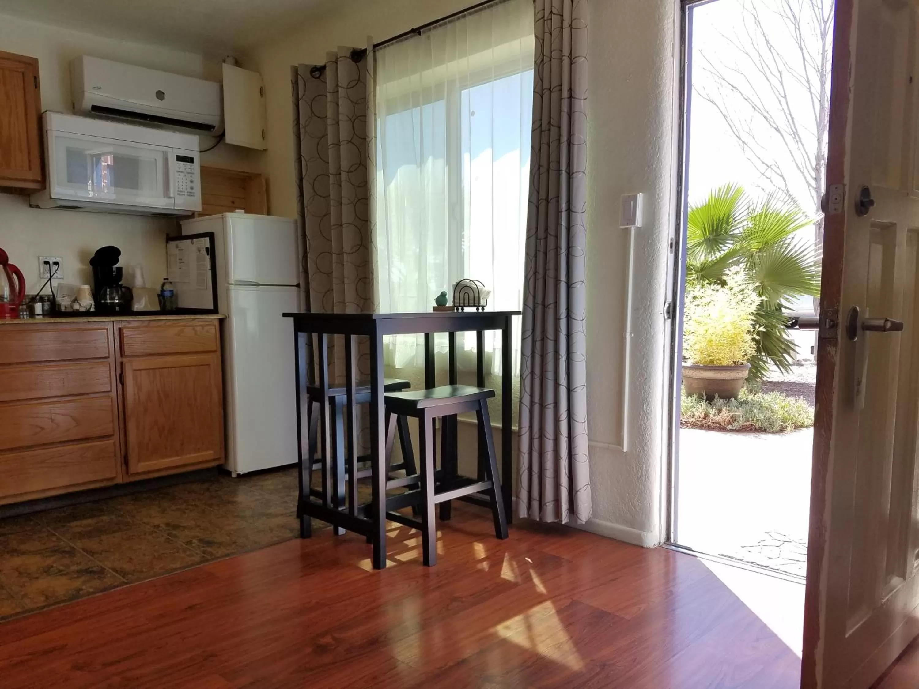 Patio, Dining Area in Rocket Inn