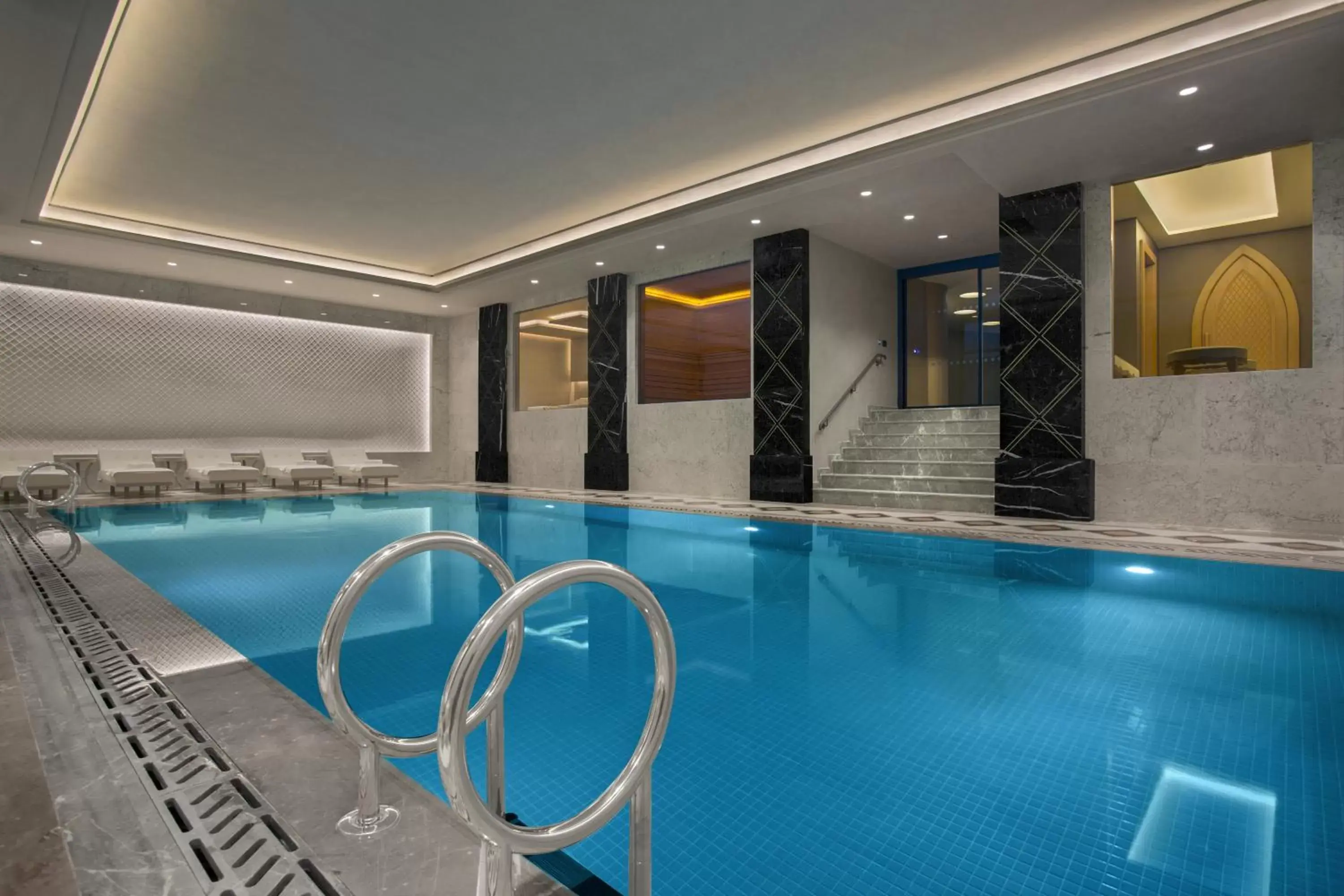 Swimming Pool in Lazzoni Hotel