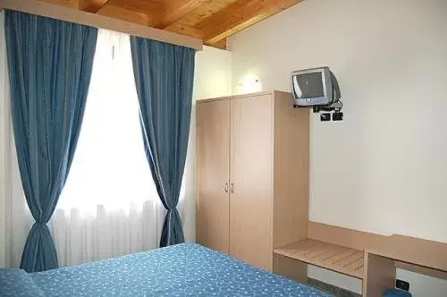 TV/Entertainment Center in Mare Blu