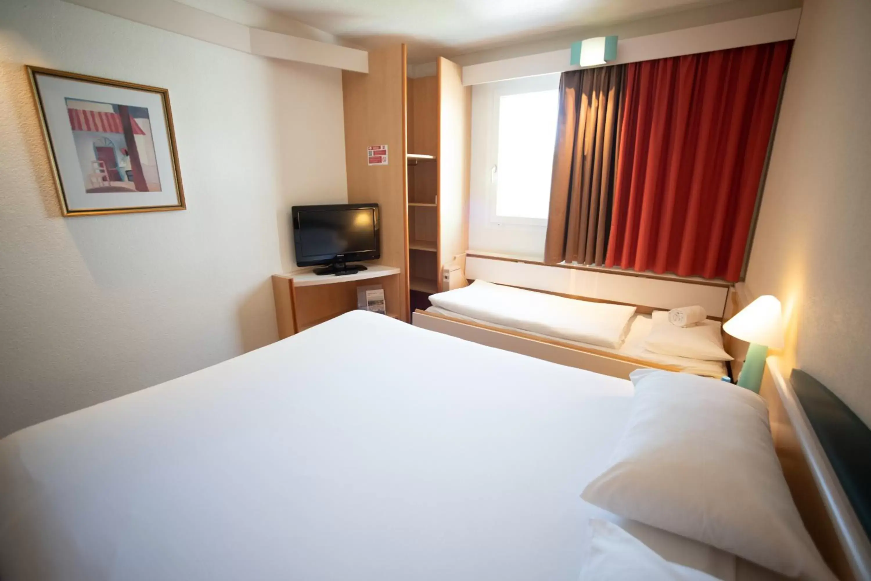 TV and multimedia, Bed in ibis Fribourg