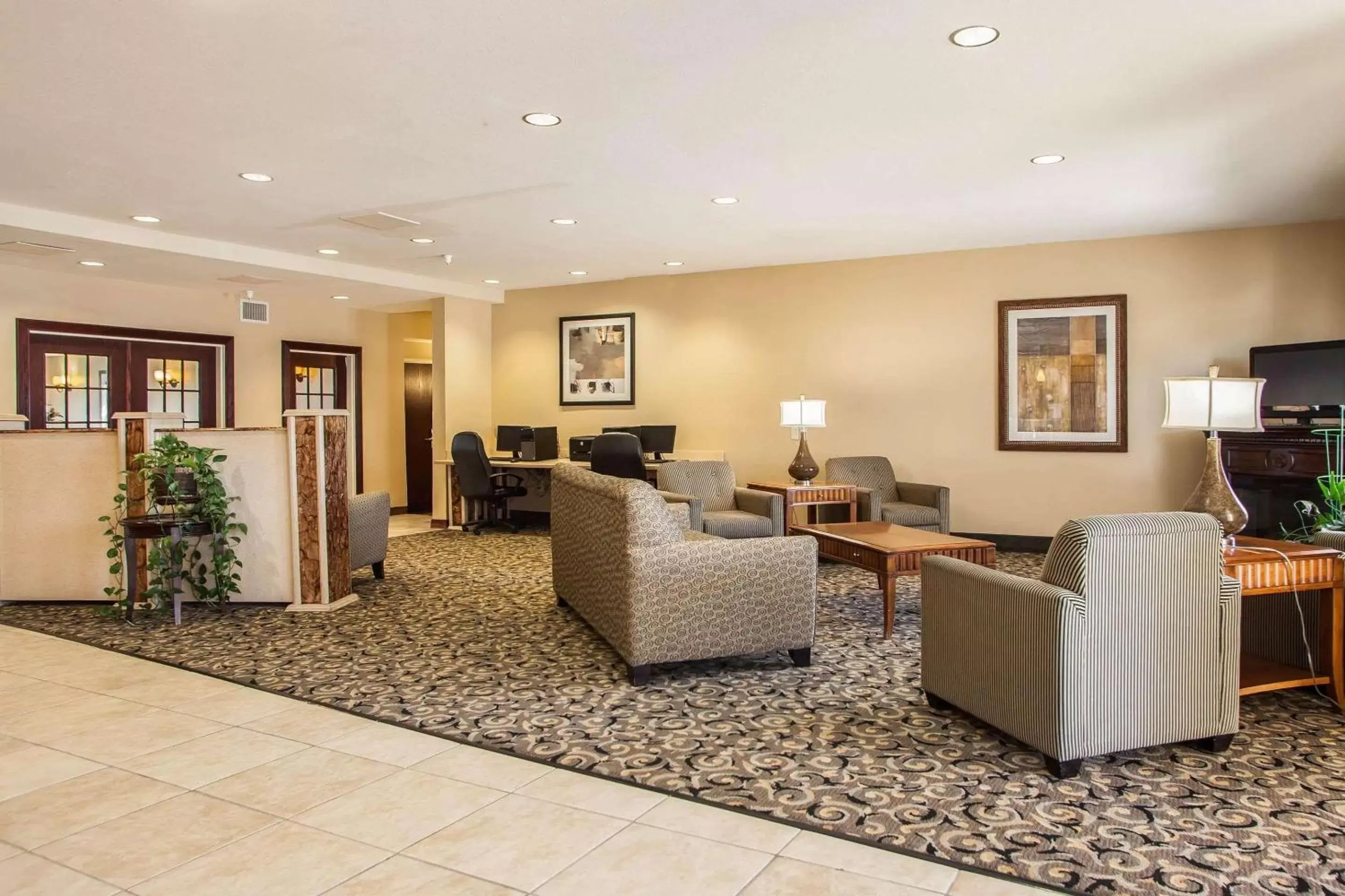 Lobby or reception in Comfort Suites Bloomington I-55 and I-74