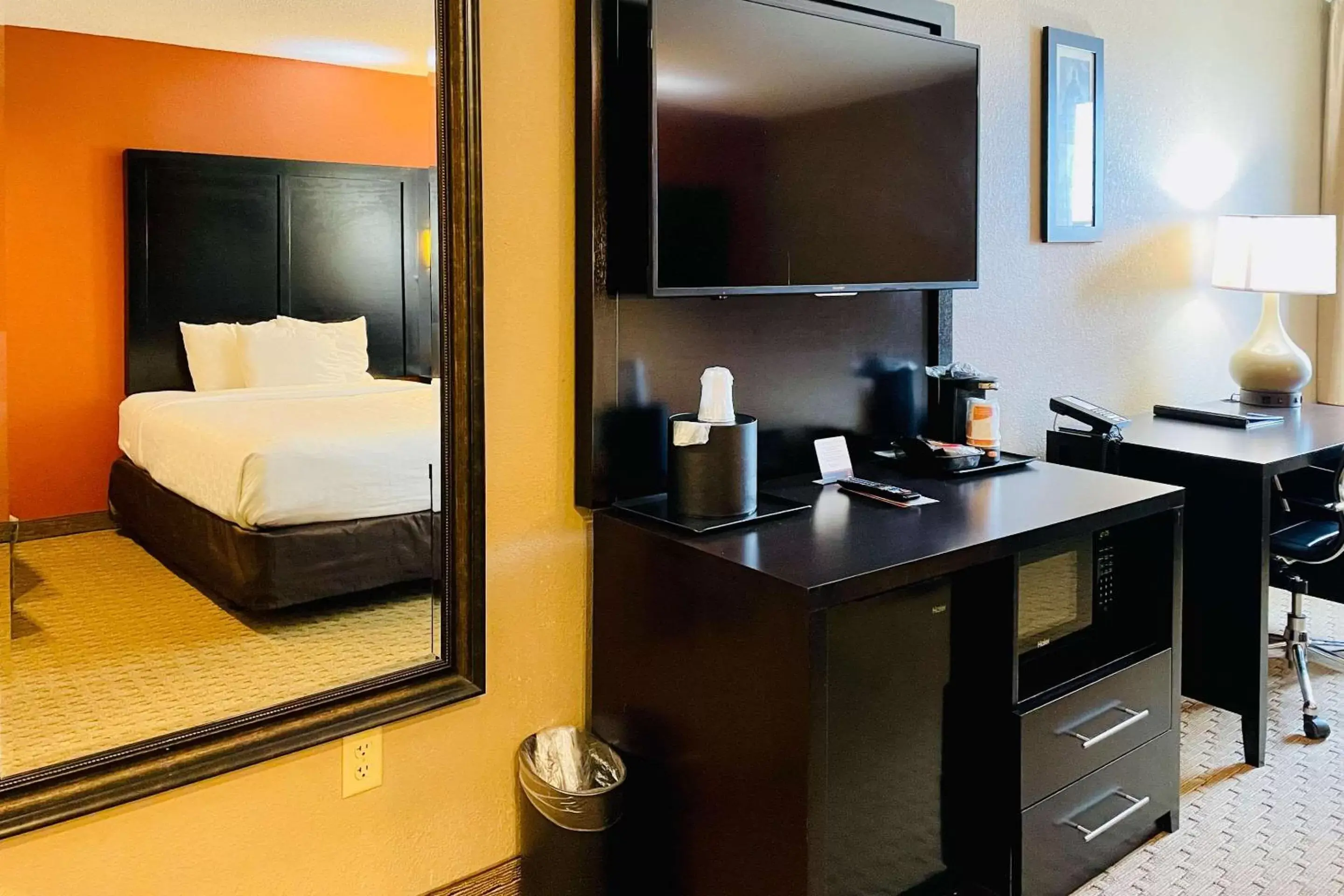 Bedroom, Bed in Clarion Inn & Suites Evansville Eastland Area Bedroom, Bed in Clarion Inn & Suites Evansville Eastland Area