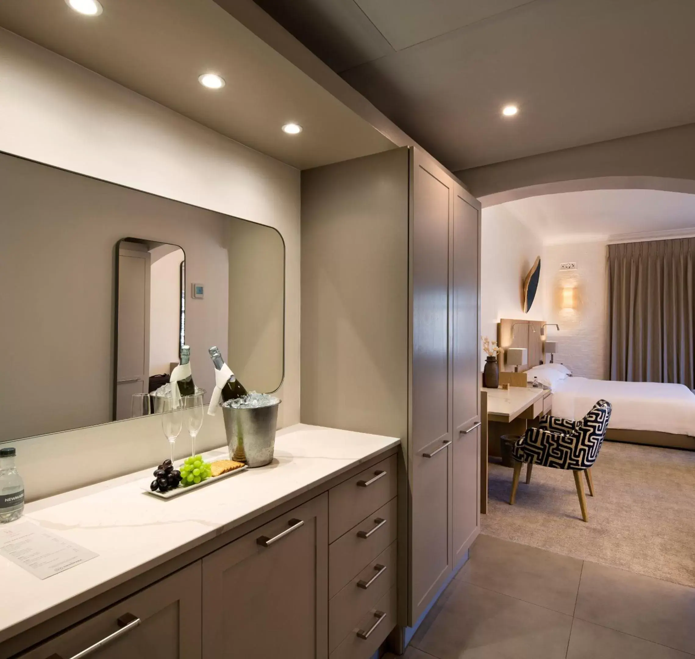 Bedroom, Kitchen/Kitchenette in Victoria & Alfred Hotel by NEWMARK